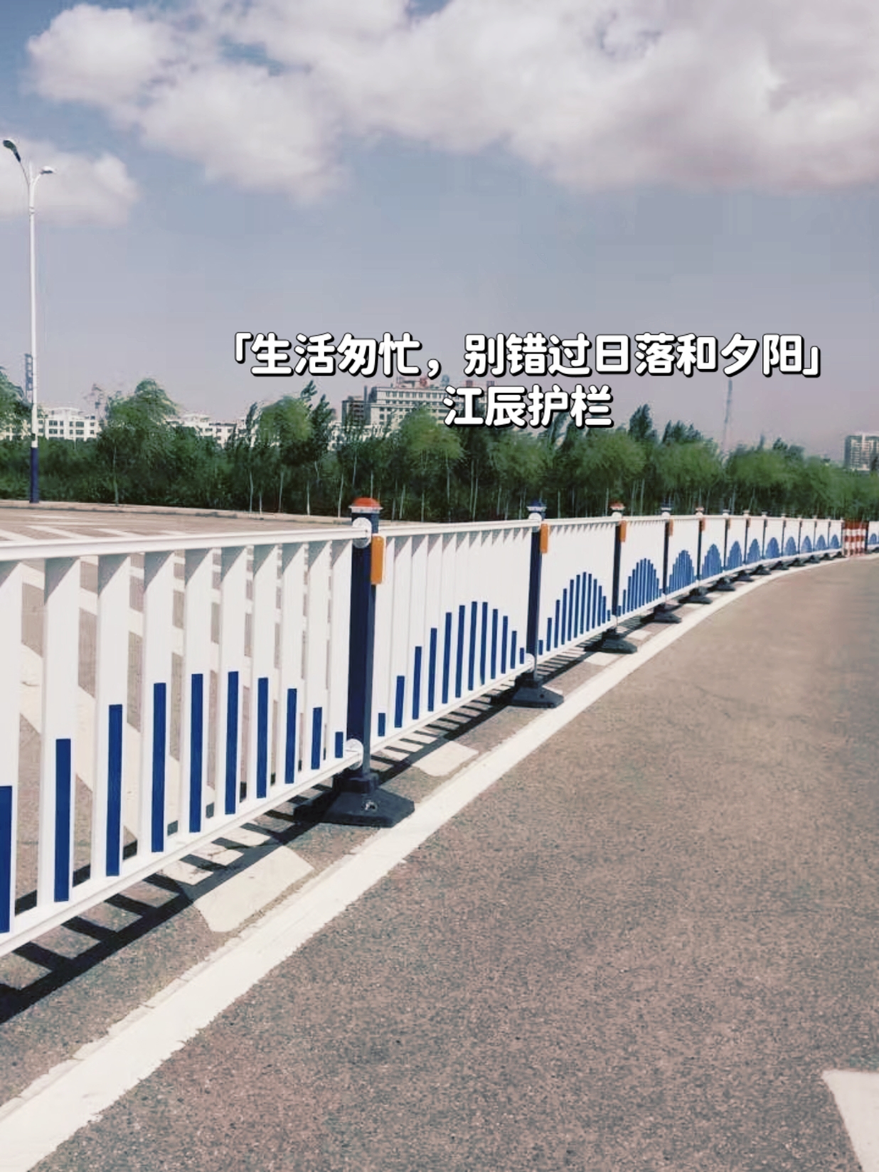 行驶在熟悉的街道,看着一路斑马线,想起了那些陪伴着我们一起走过的人