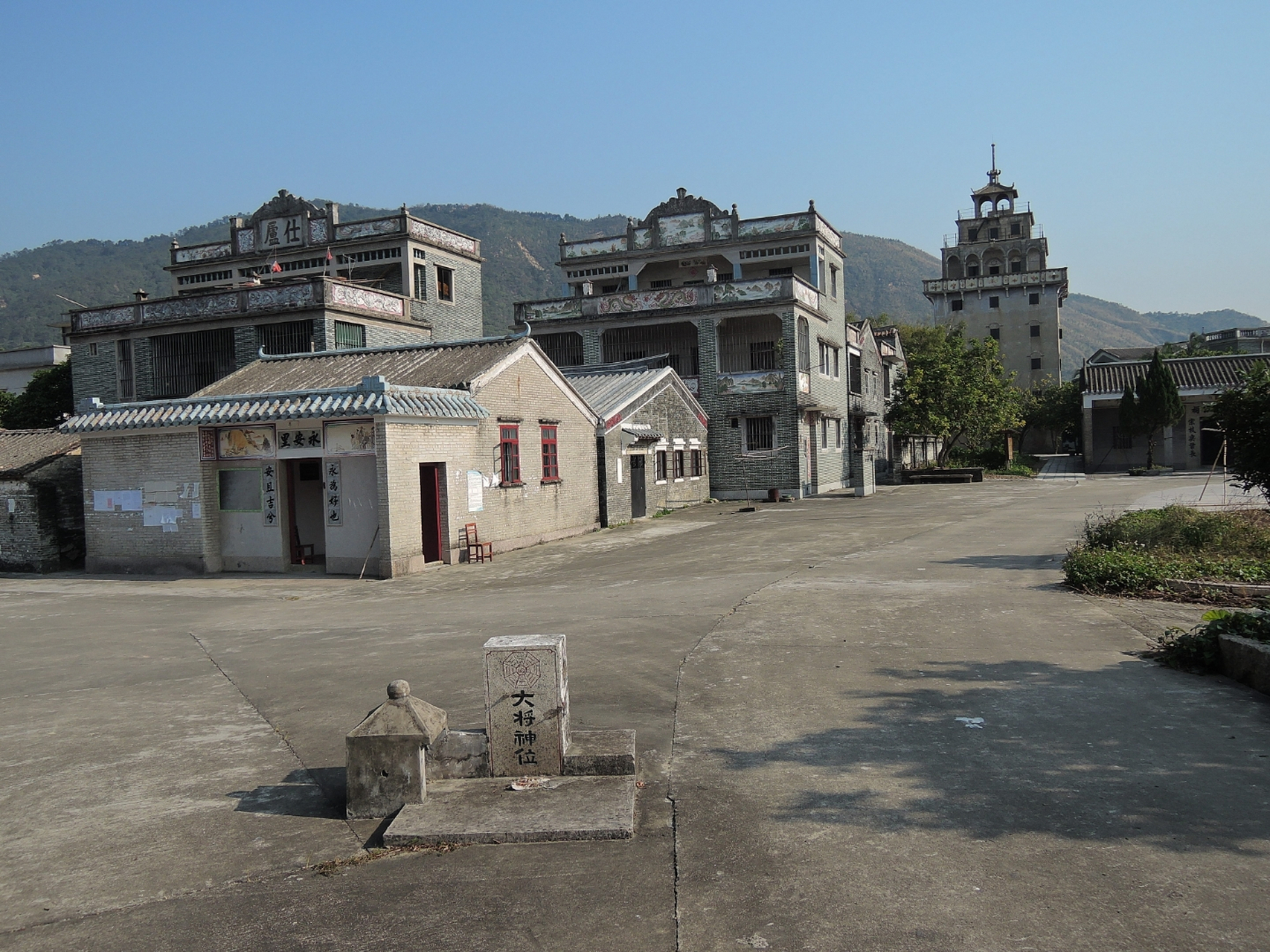 马降龙村落群位于开平市百合镇百合墟东南面,东北距开平市区15公里.