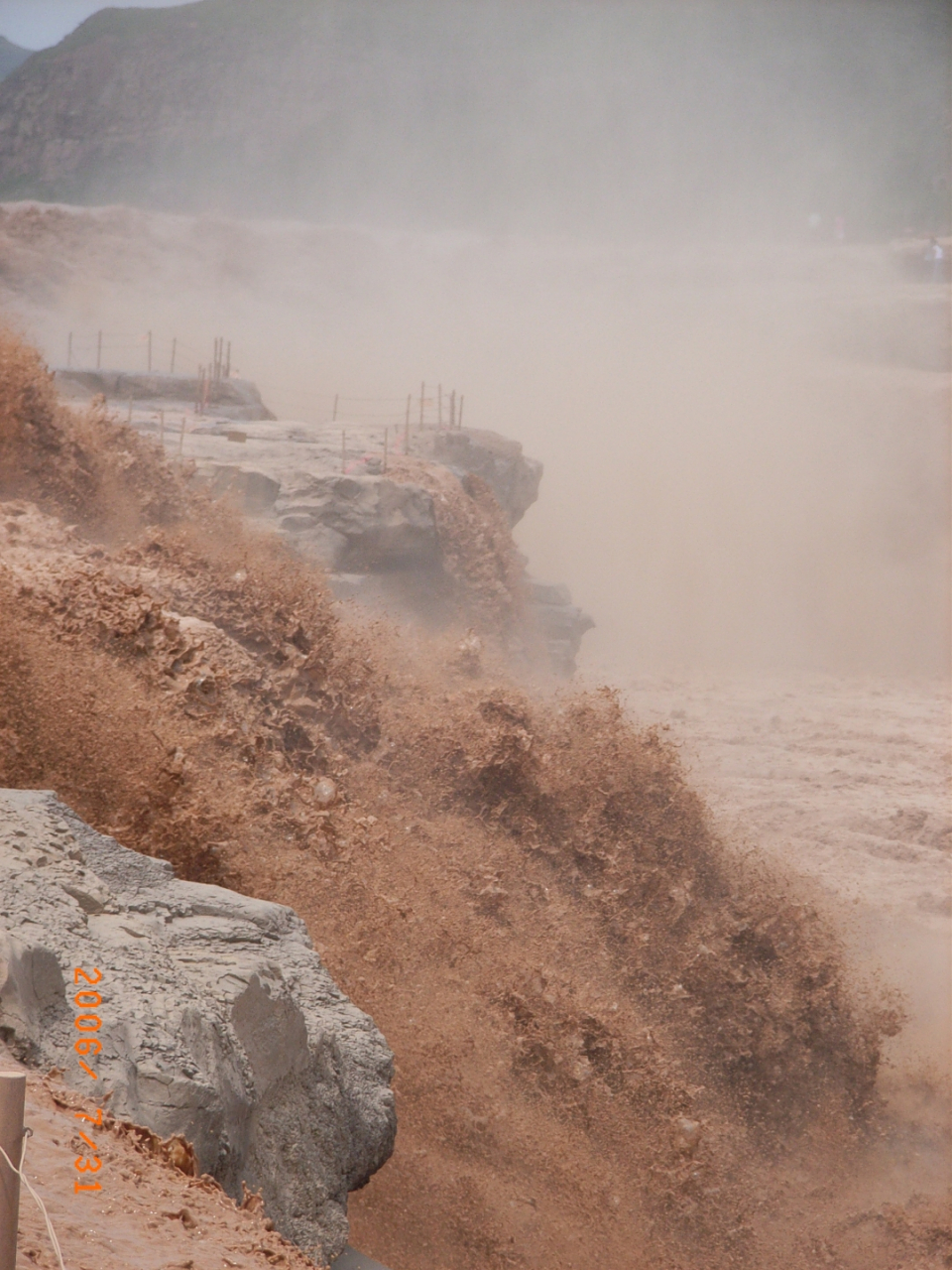丰水期的壶口瀑布 混浊浪滔滔,轰呜阵阵高,水雾迷漫起,黄河在咆哮