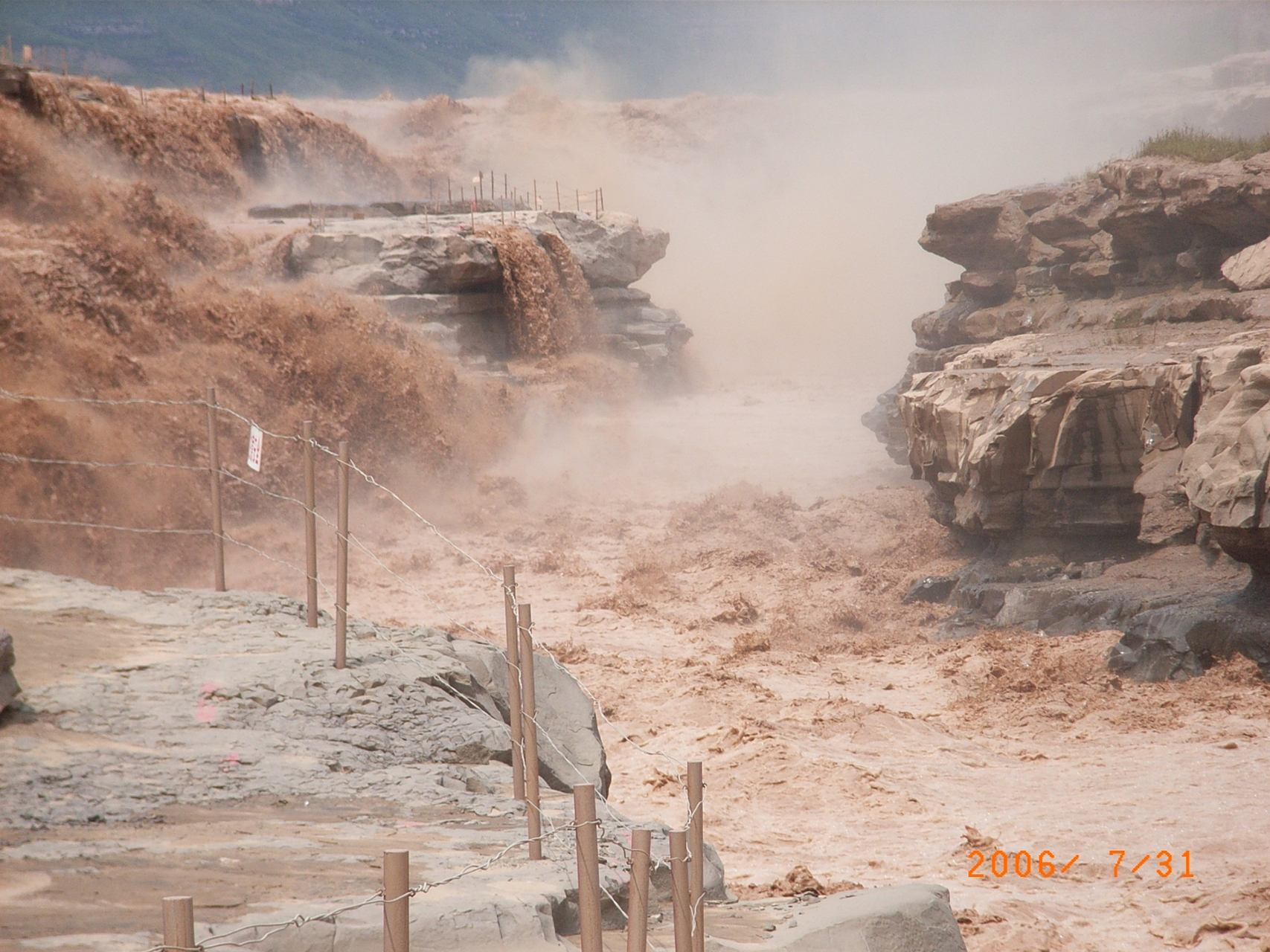 丰水期的壶口瀑布 混浊浪滔滔,轰呜阵阵高,水雾迷漫起,黄河在咆哮