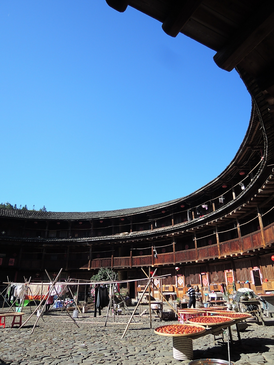 永定土楼,即永定客家土楼,位于福建省西南部的龙岩市永定区,是中国古