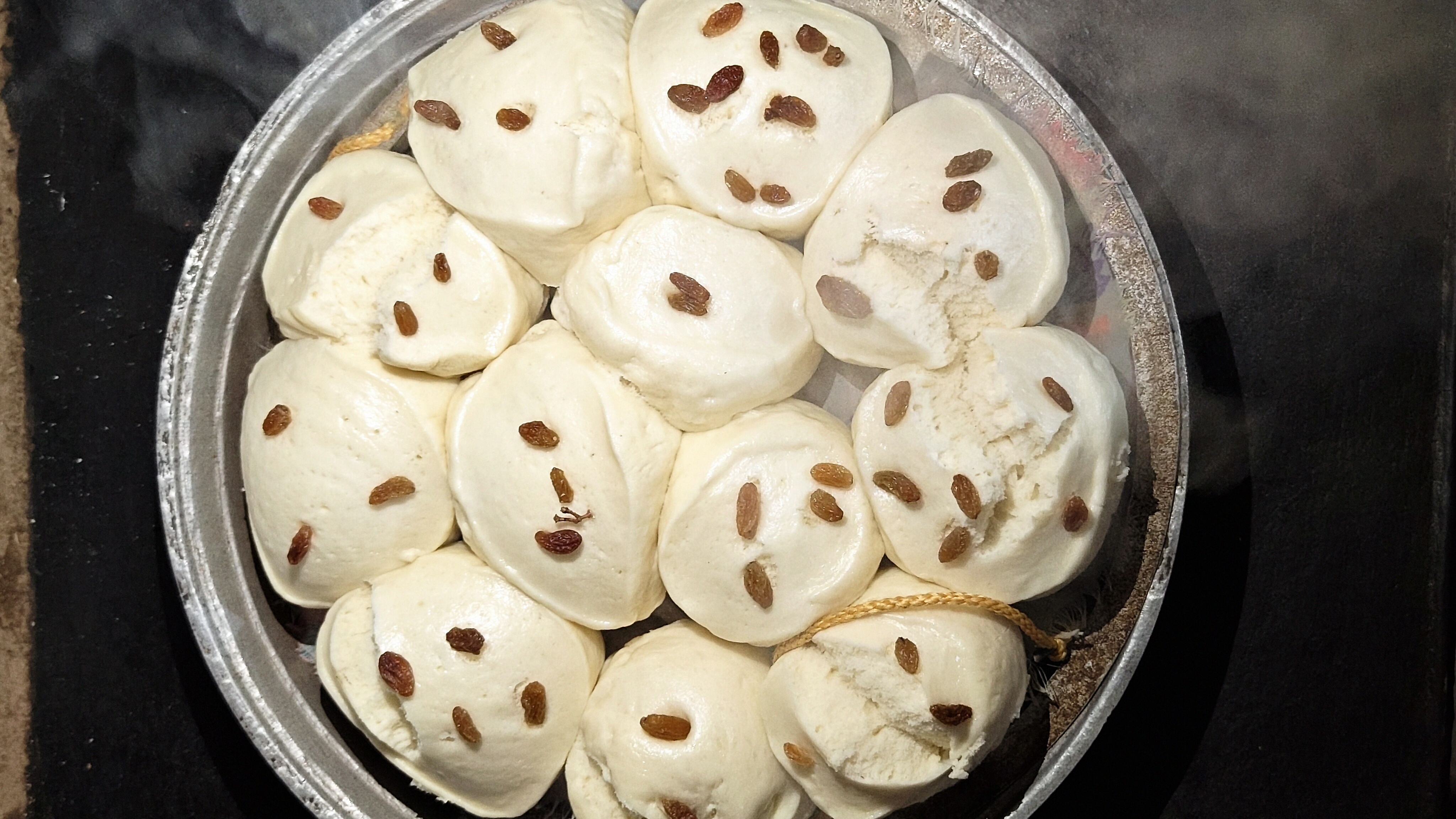 刚出炉的奶香小馒头,撒上几颗葡萄干,香甜软糯,太诱人了!