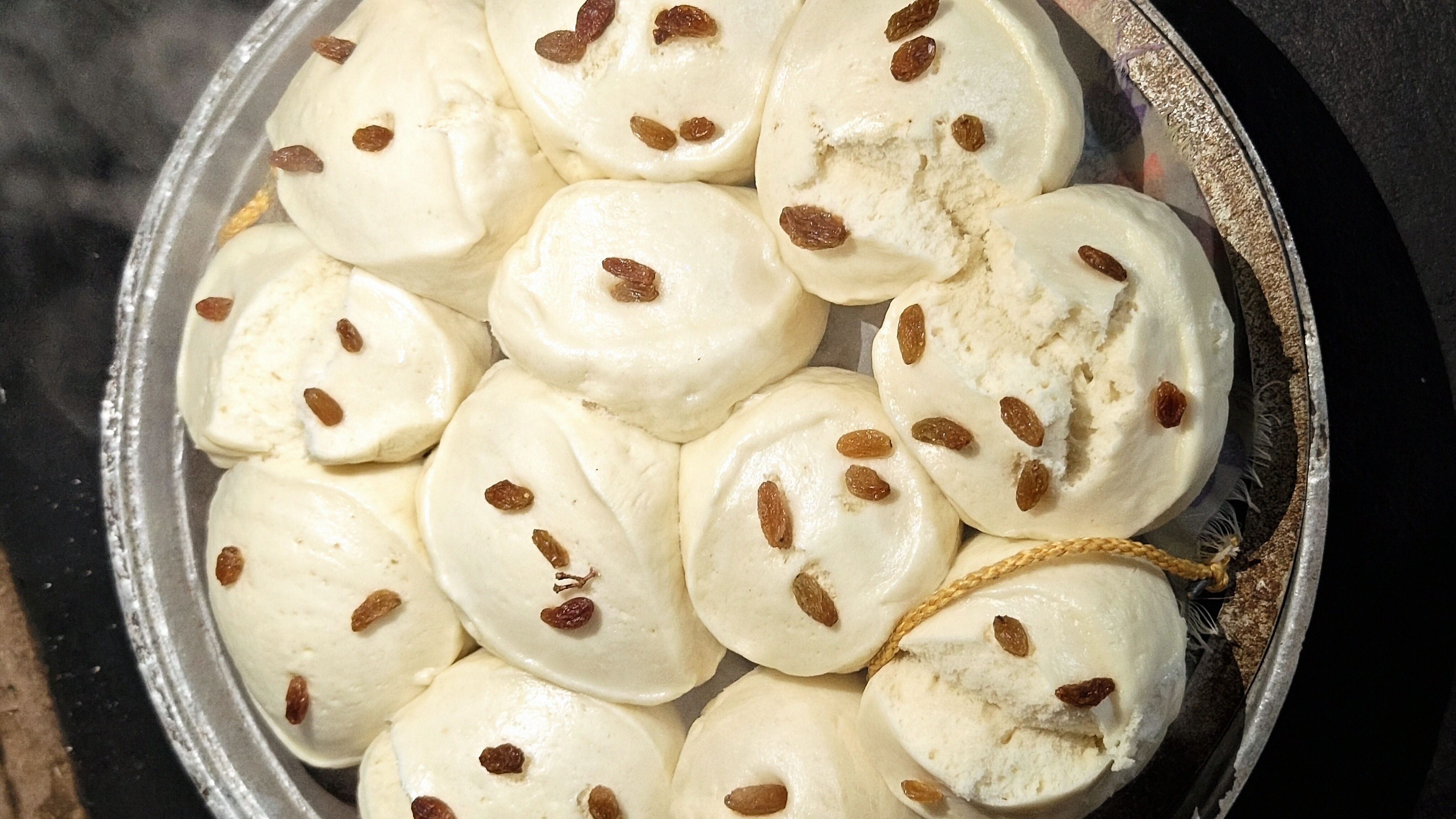 刚出炉的奶香小馒头,撒上几颗葡萄干,香甜软糯,太诱人了!