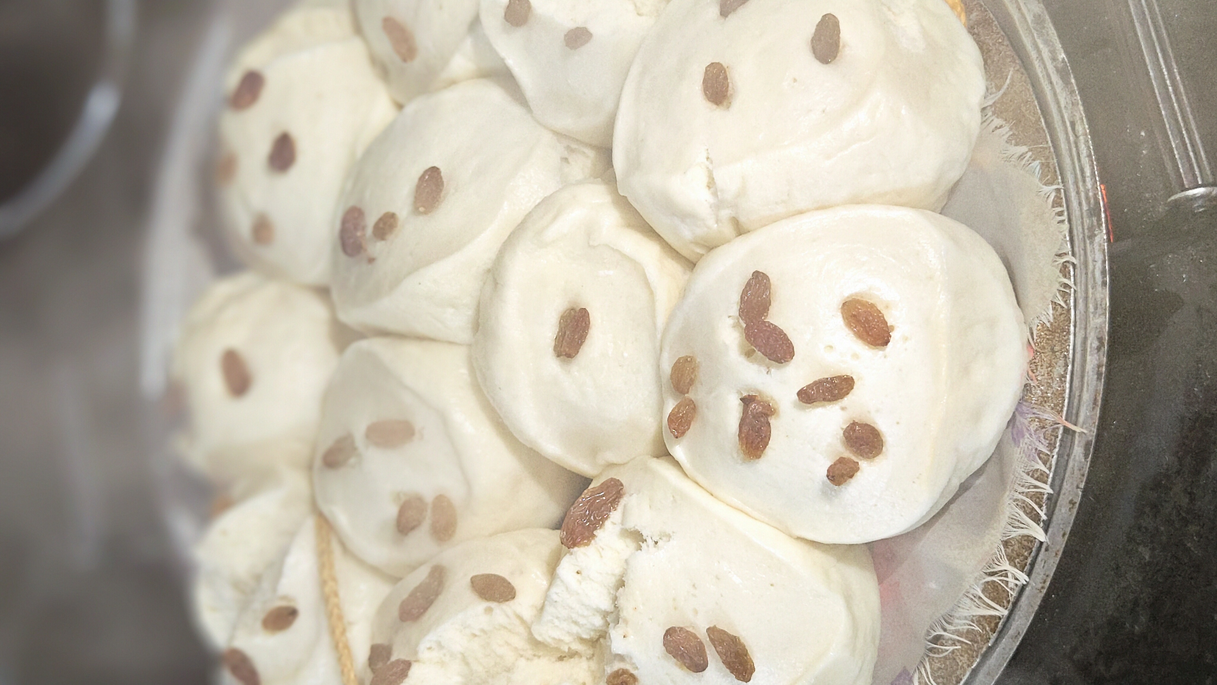 刚出炉的奶香小馒头,撒上几颗葡萄干,香甜软糯,太诱人了!