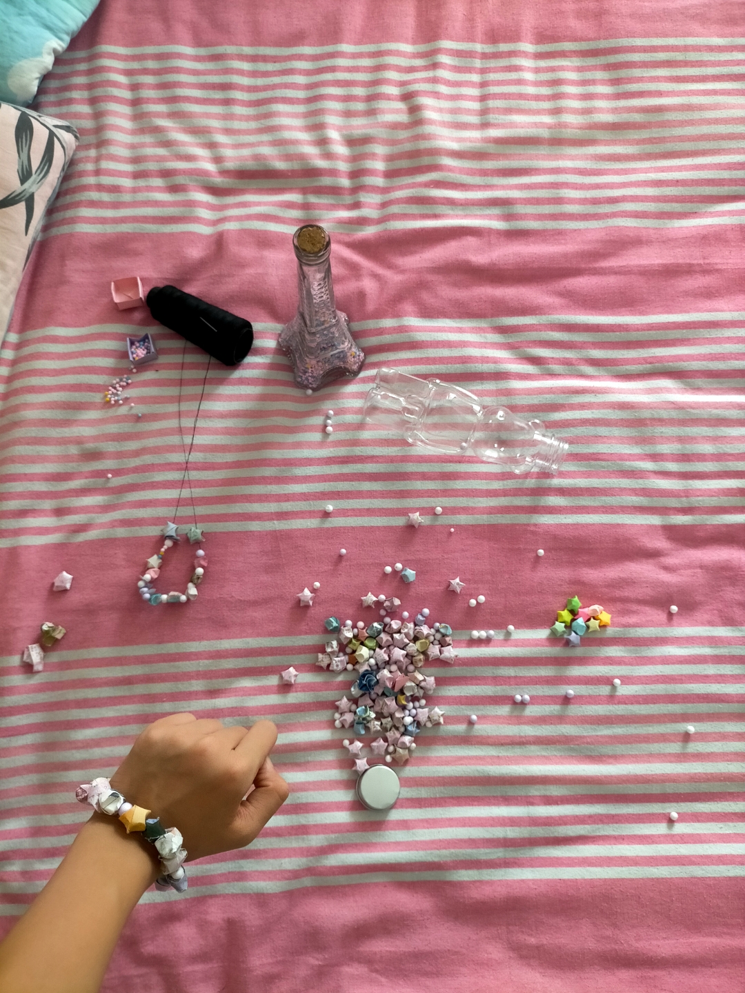 暑假宅在家,串珠子玩,粉红桌布 上摆满了小珠珠和小玩意儿,心情美美哒