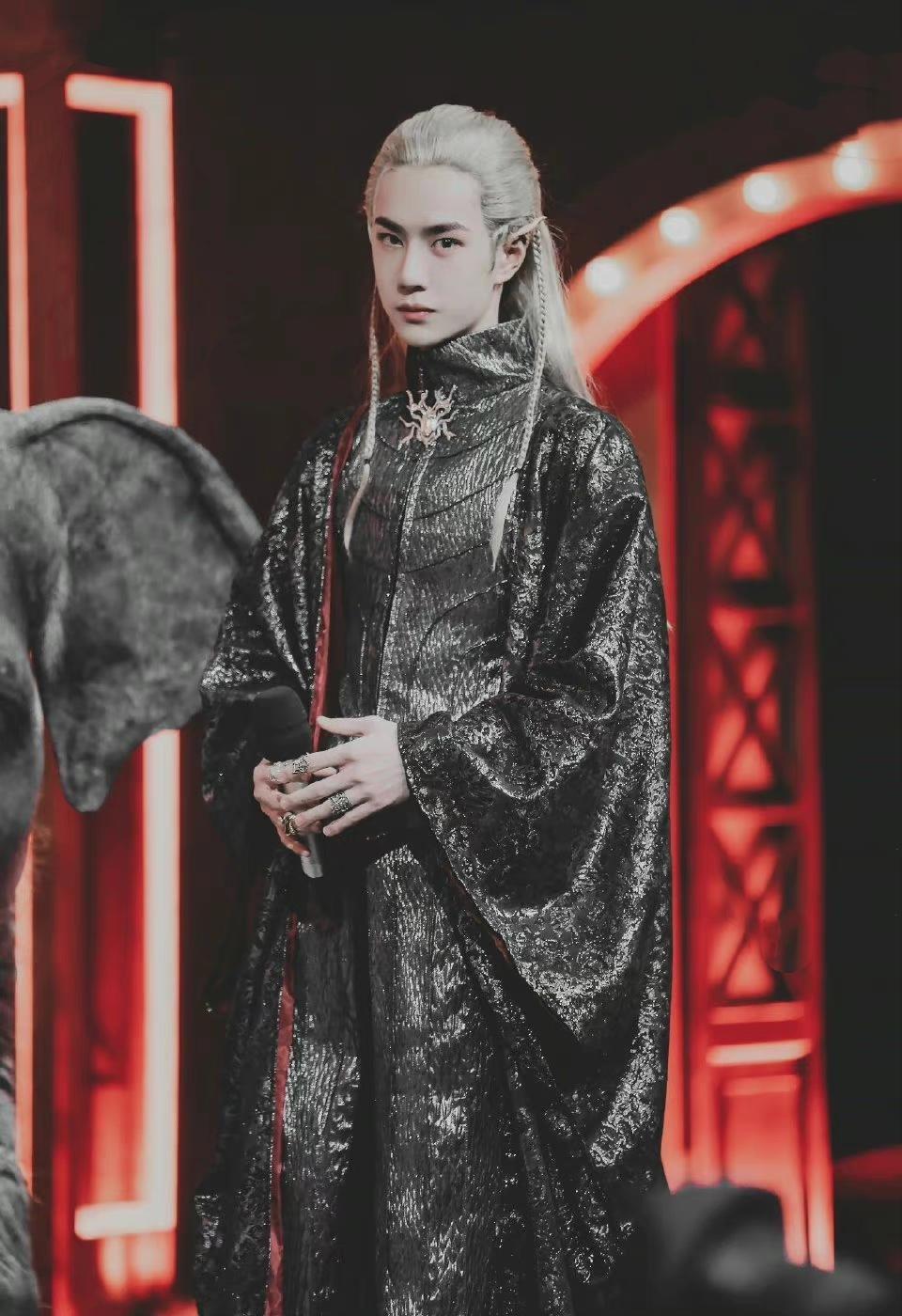 看完照片后,我不禁感叹,这才是真正的帅哥啊!#王一博银发造型##王一博