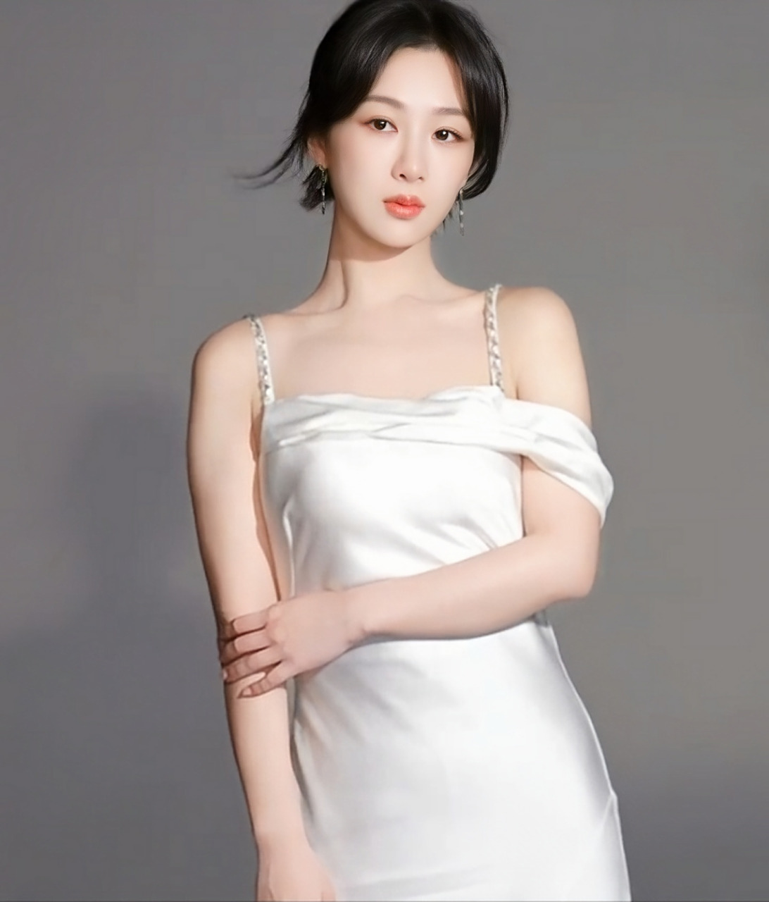 杨紫身穿这件白色吊带露背连衣裙,真的好像让她置身于牛奶中一样!