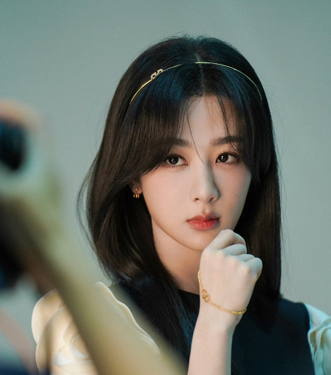 华伦天奴品牌代言人杨紫演绎2024早春系列,经典玫瑰装饰 黑色羊毛衫