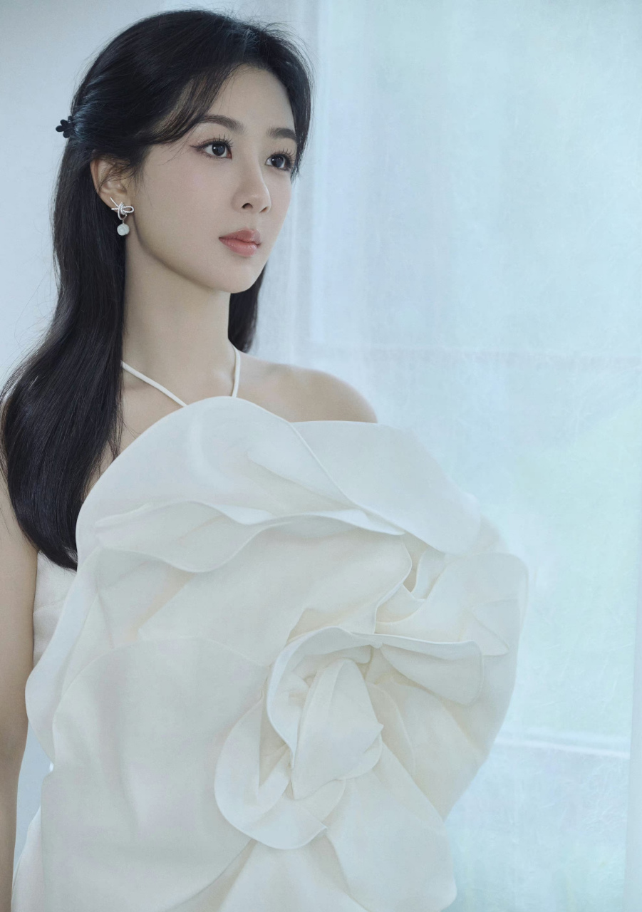 全民ai创作节# 杨紫31岁生日三套服装造型!真的是太宠粉了.