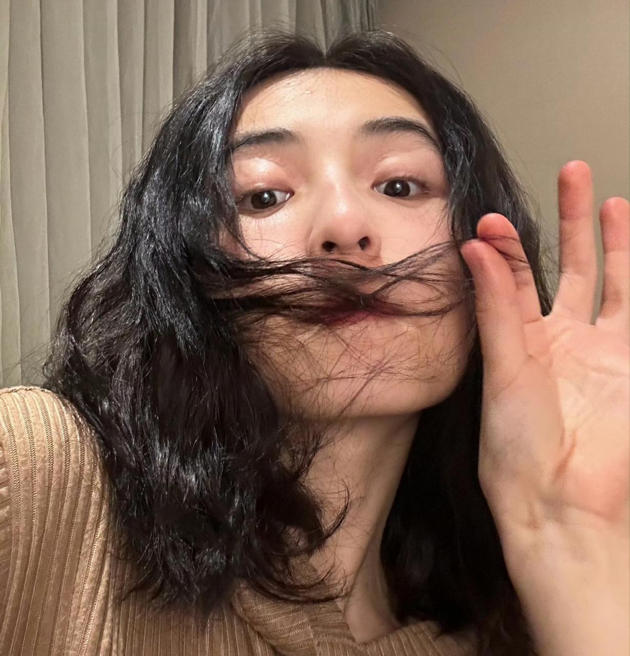 全民ai创作节#张子枫真的是越素越美,妹妹素颜小卷毛,松弛又自在,真