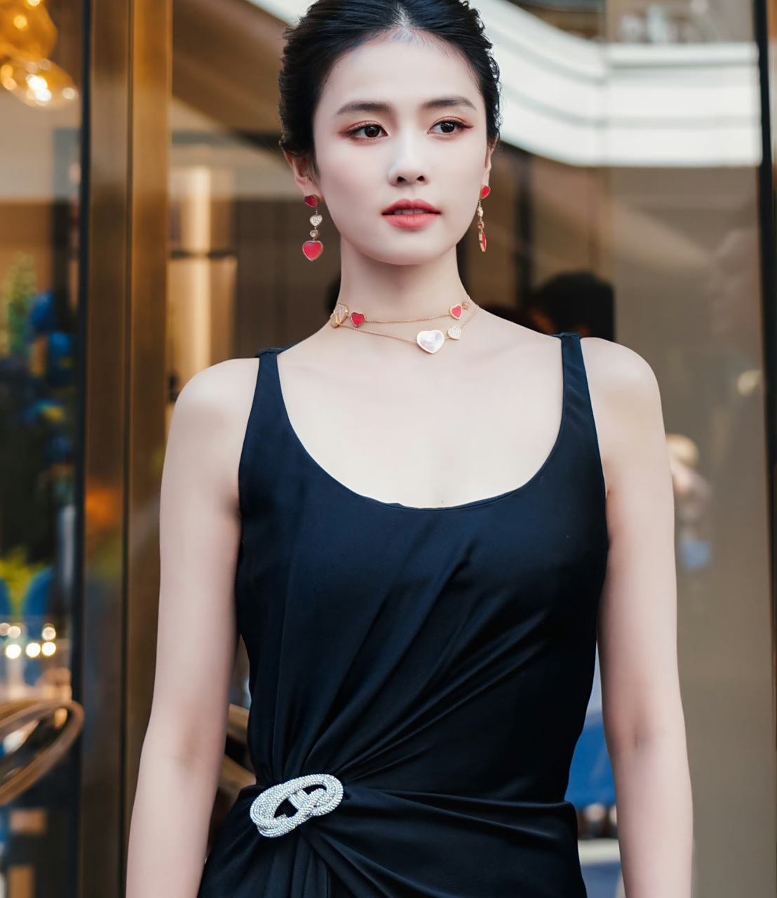 新鲜的白鹿路透生图来了, 一身优雅黑裙参加品牌线下活动,盘发造型