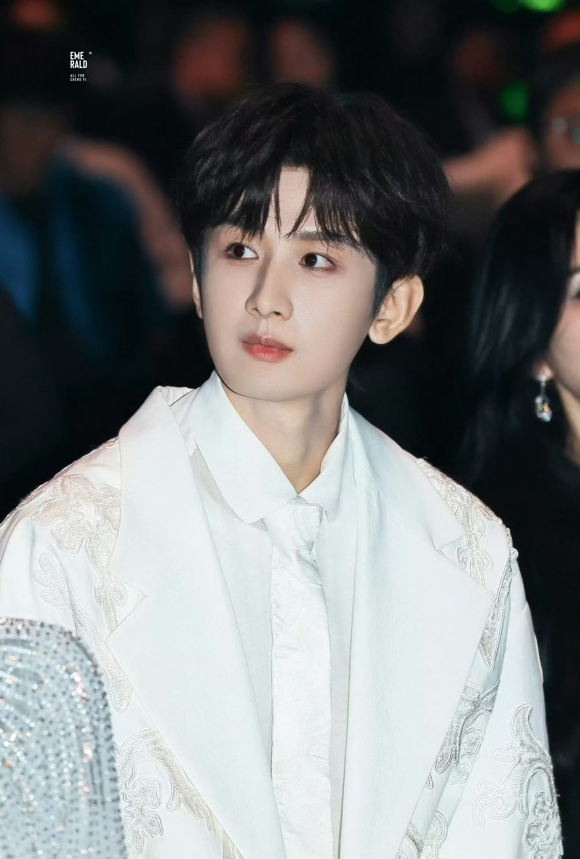 12月6晚七点多去上海机场被围堵的水泄不通,成毅一点也也没有不耐烦