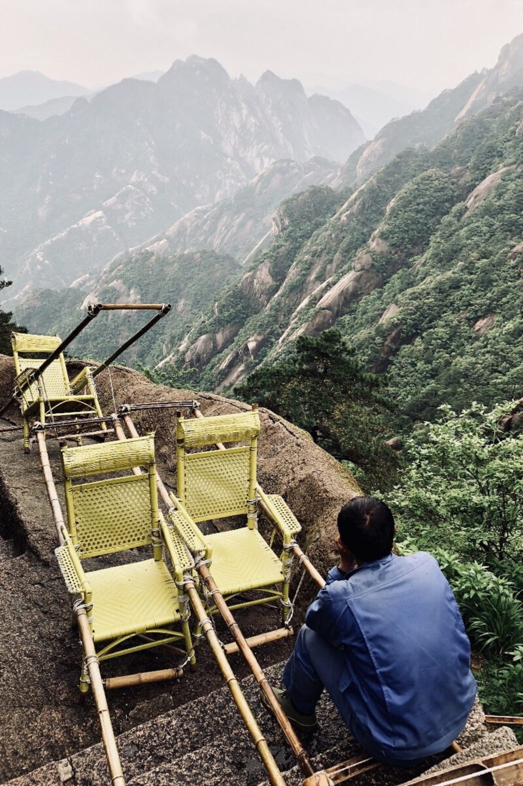 爬黄山坐人力轿子图片