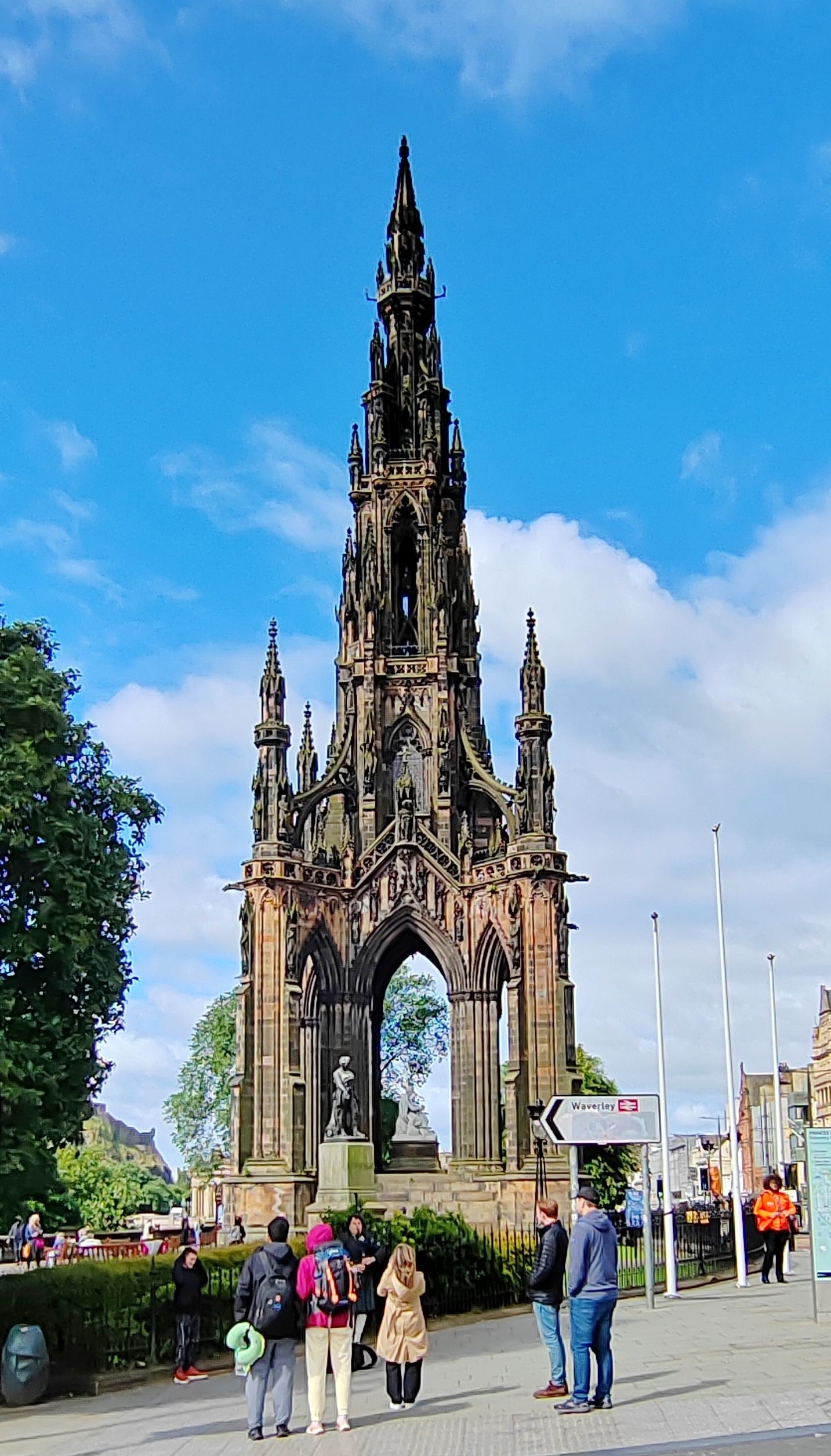 scott monument),这是一座矗立在王子街上的典型维多利亚哥特式纪念塔