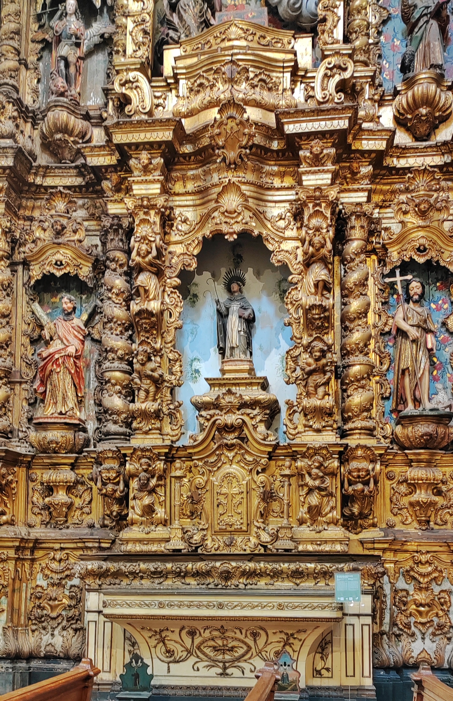 这是座波尔图最重要的哥特式建筑,也是欧洲最奢华的教堂之一.