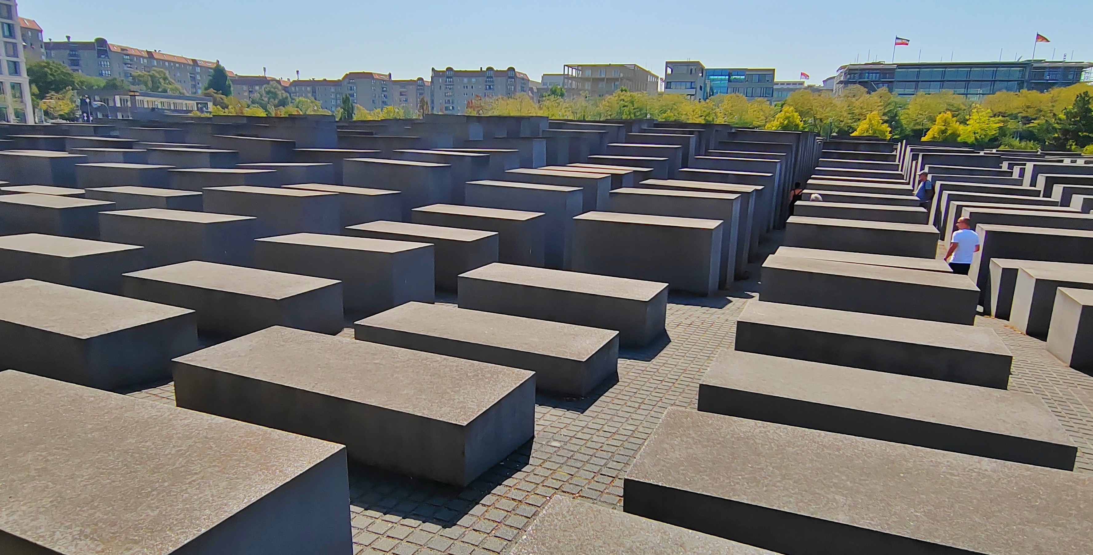 这个占地19,000平方米的纪念碑由彼得·艾森曼及布罗·哈普达设计,建