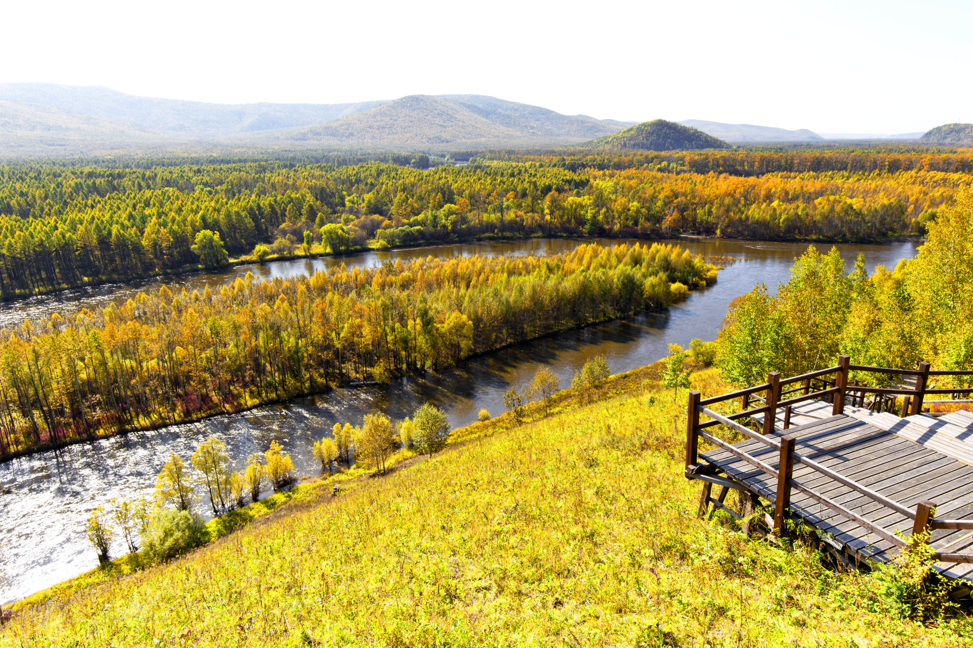 景色迷人,地处于大兴安岭深处的根河源国家湿地公园更有着迷人的秋色