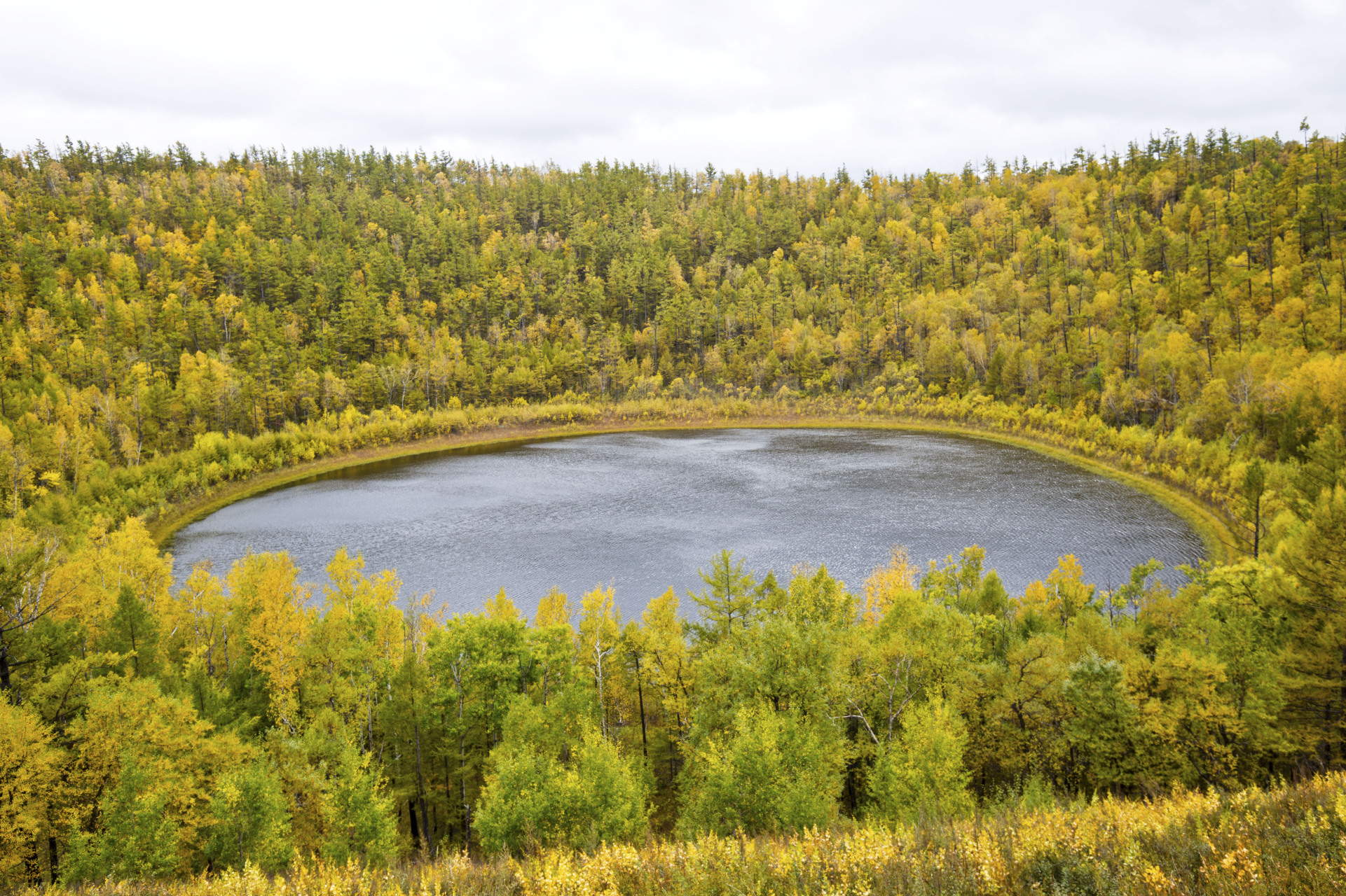 月亮天池位于呼伦贝尔市扎兰屯柴河镇,地处大兴安岭深处基尔果山的