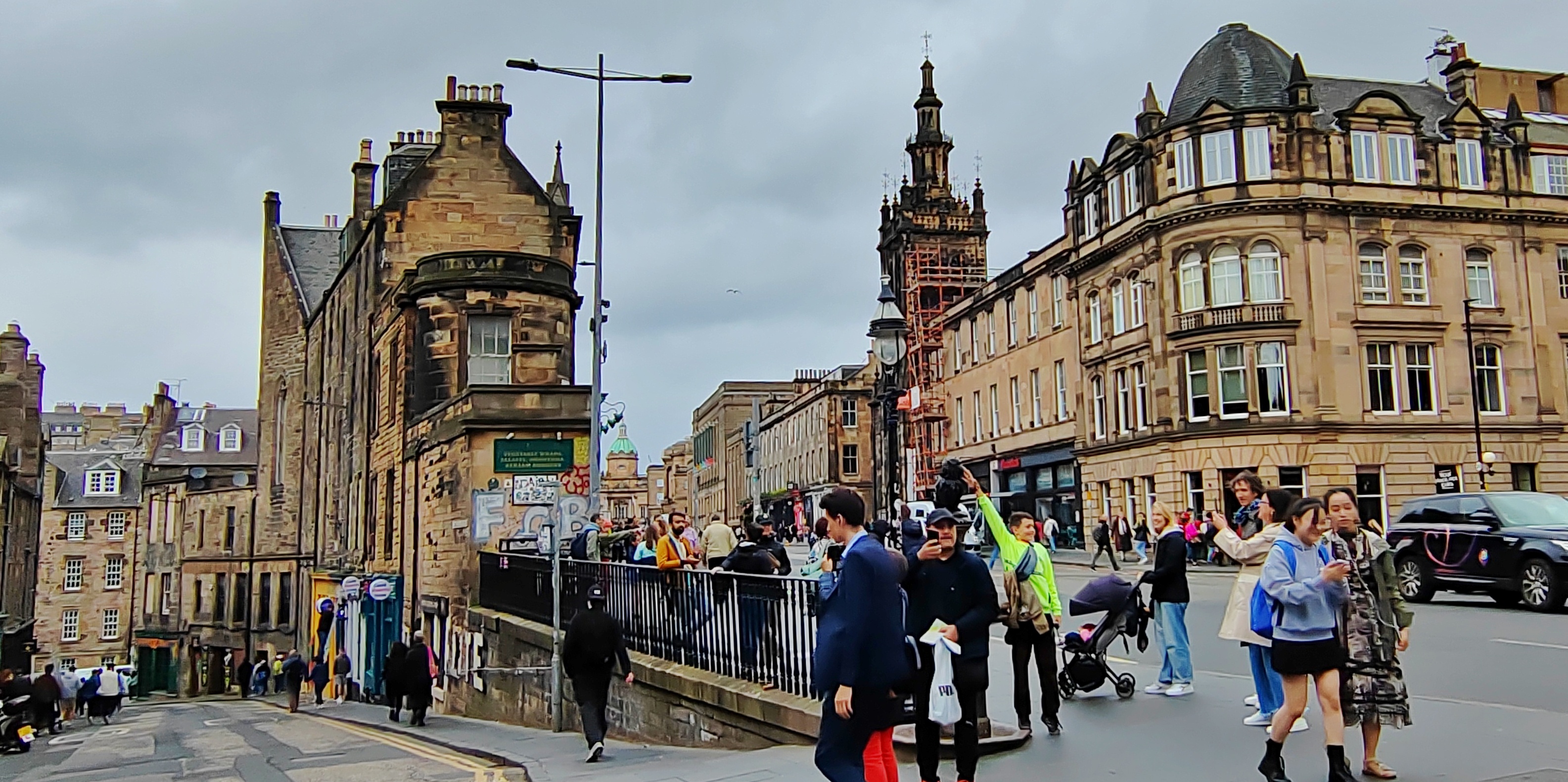 爱丁堡城内最著名的街道王子街将城区分为旧城与新城,爱