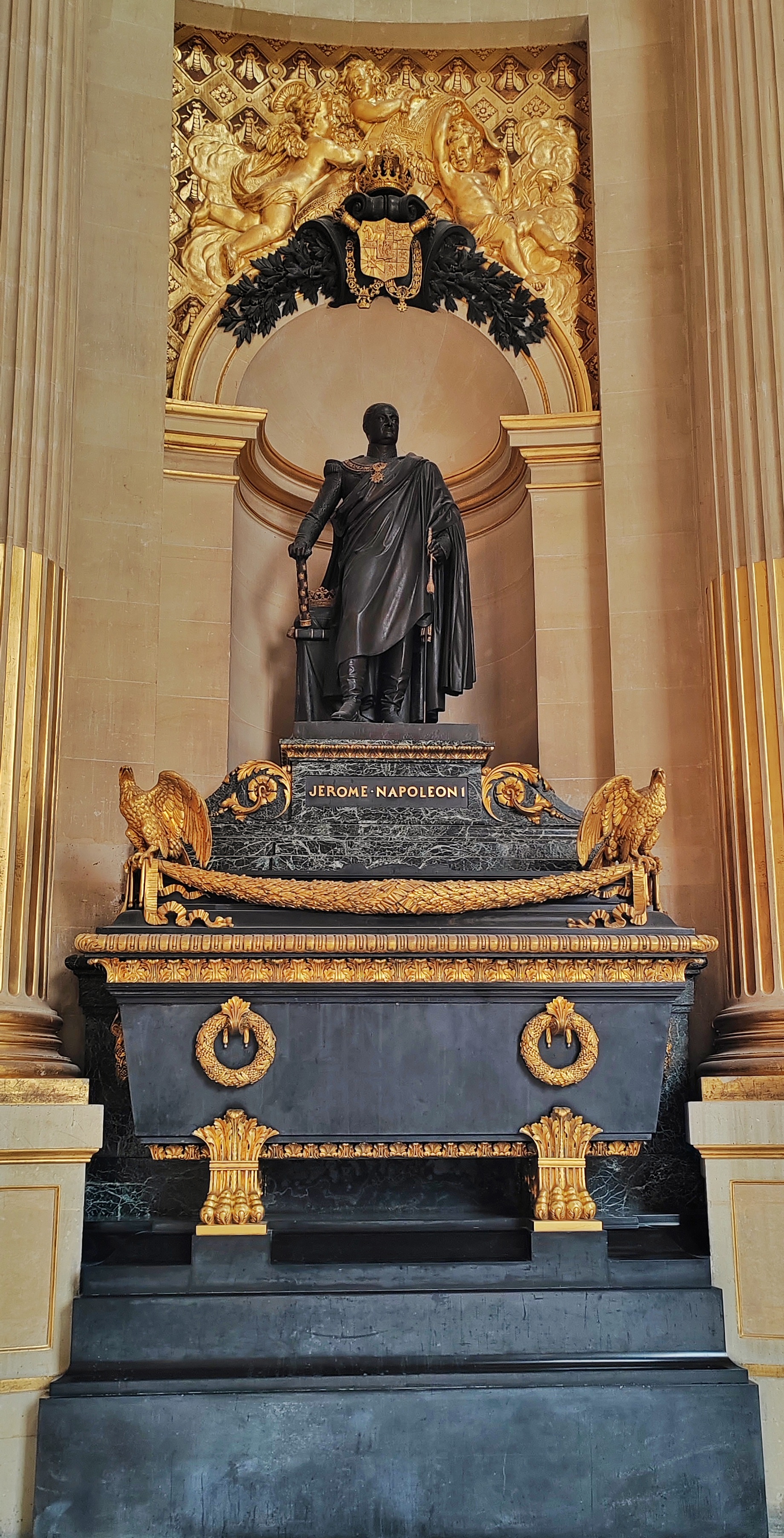 巴黎荣军院(les invalides),全称为荣誉军人院,又名"巴黎伤残老军人院