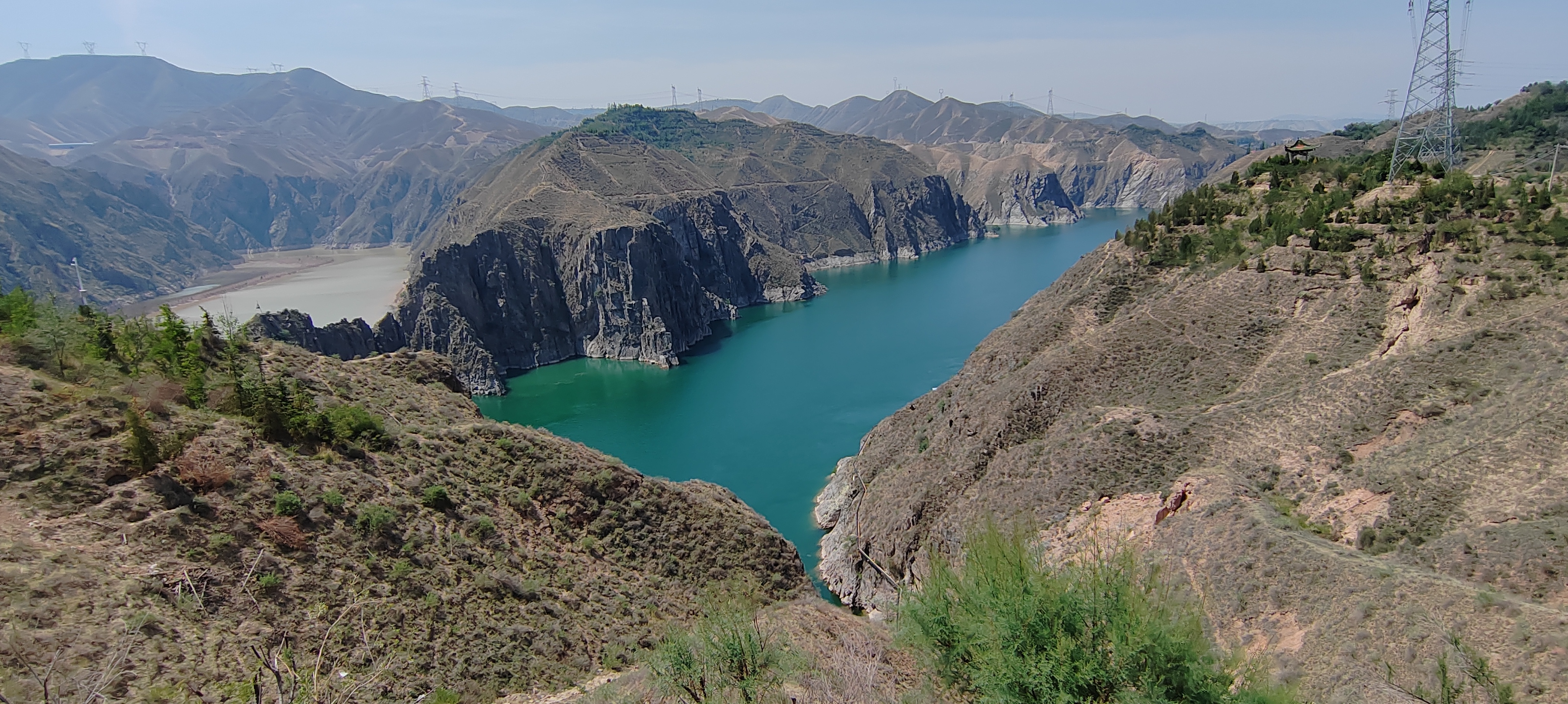 一黄一清,泾渭分明,黄河青黄交汇点.