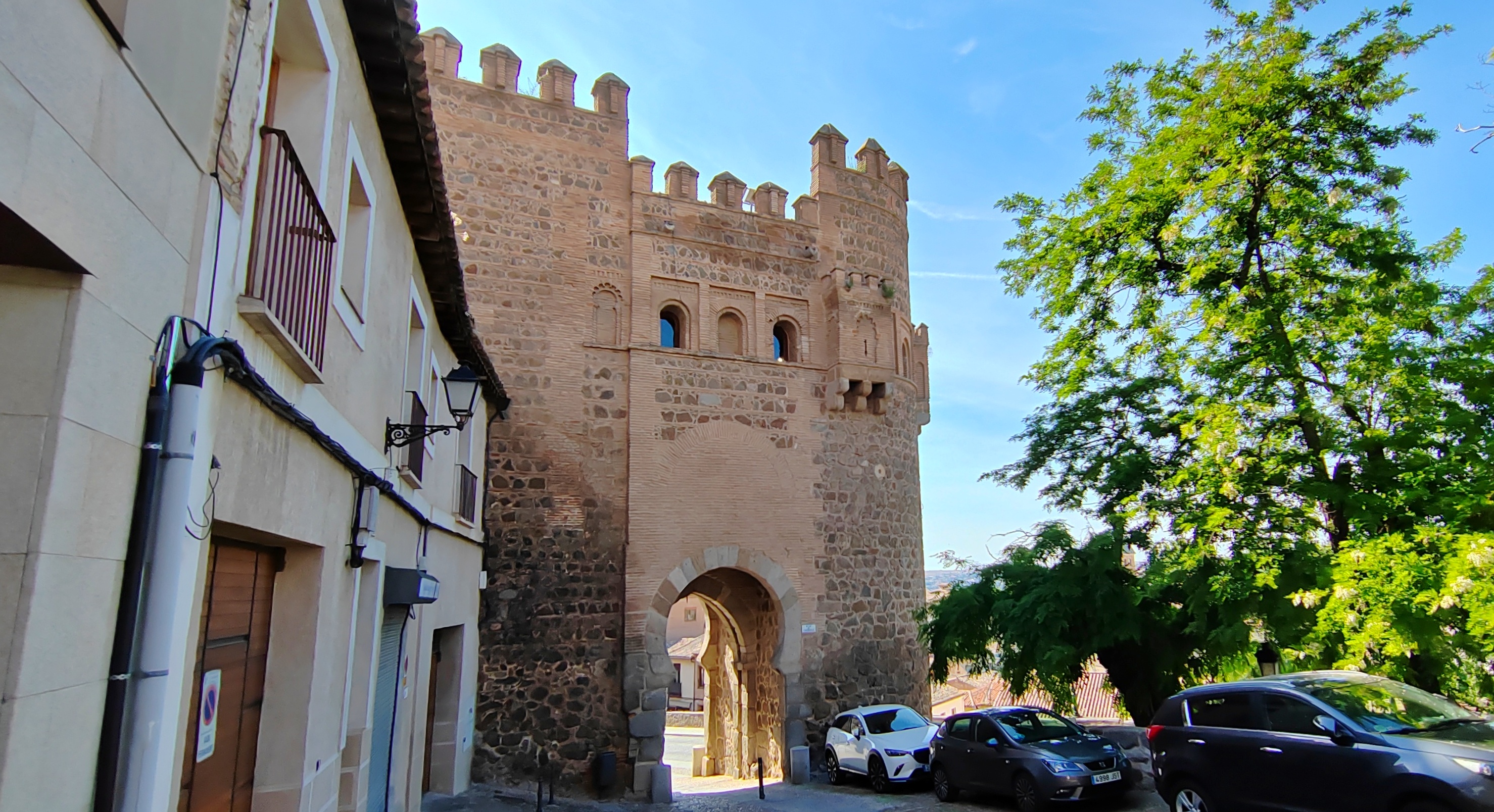 建于13世纪的托莱多太阳门,是一座具有典型的阿拉伯风格的建筑,高大