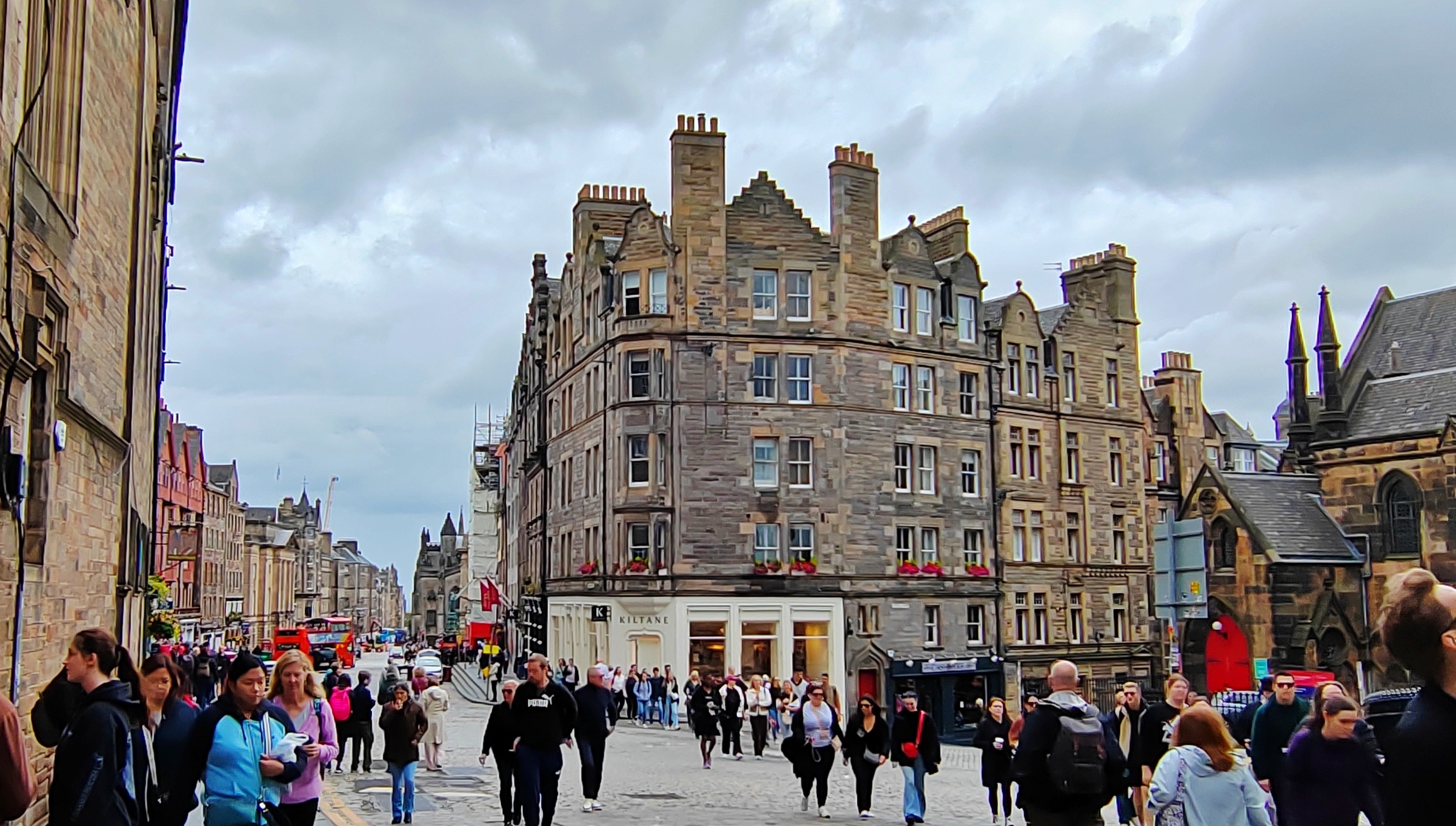 爱丁堡城内最著名的街道王子街将城区分为旧城与新城,爱