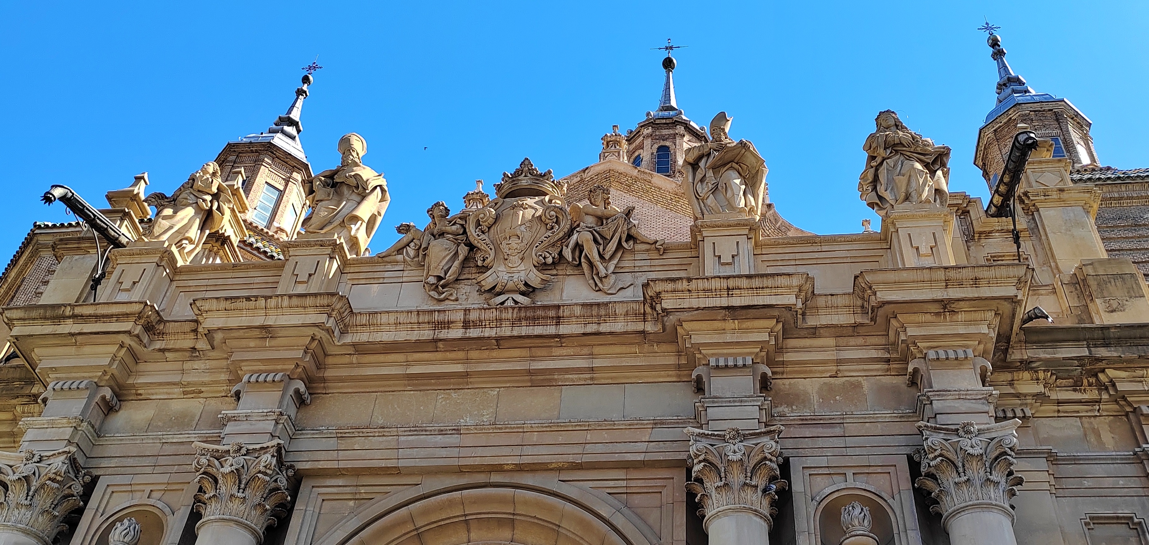 皮拉尔圣母主教座堂(la basilica de nuestra senora del pilar).