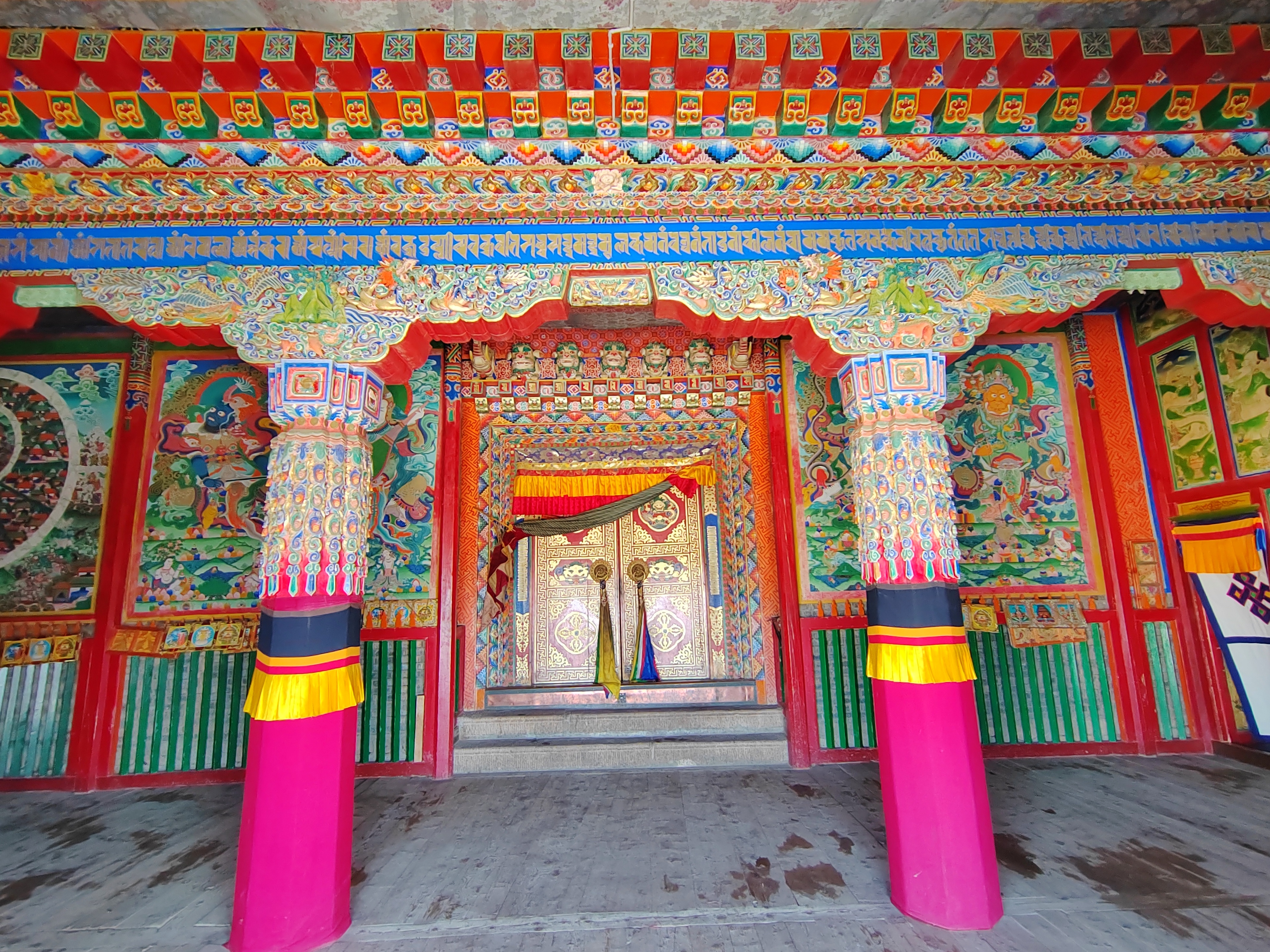 位于甘南州夏河县境内的白石崖寺,全称为"甘力口白石崖寺桑俄蒙吉林"