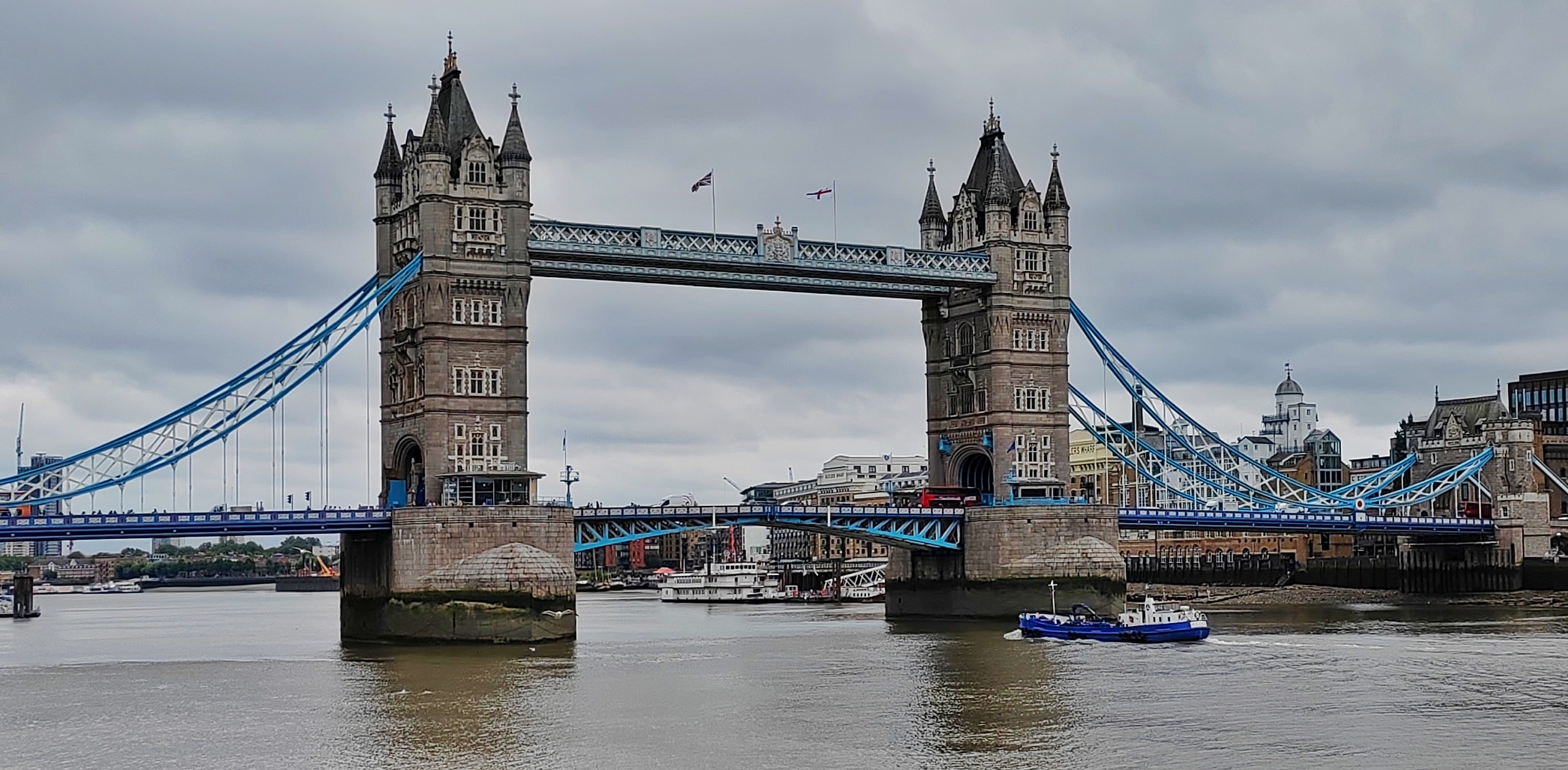 伦敦塔桥(tower bridge),是一座横跨泰晤士河的上开悬索桥,它是伦敦的