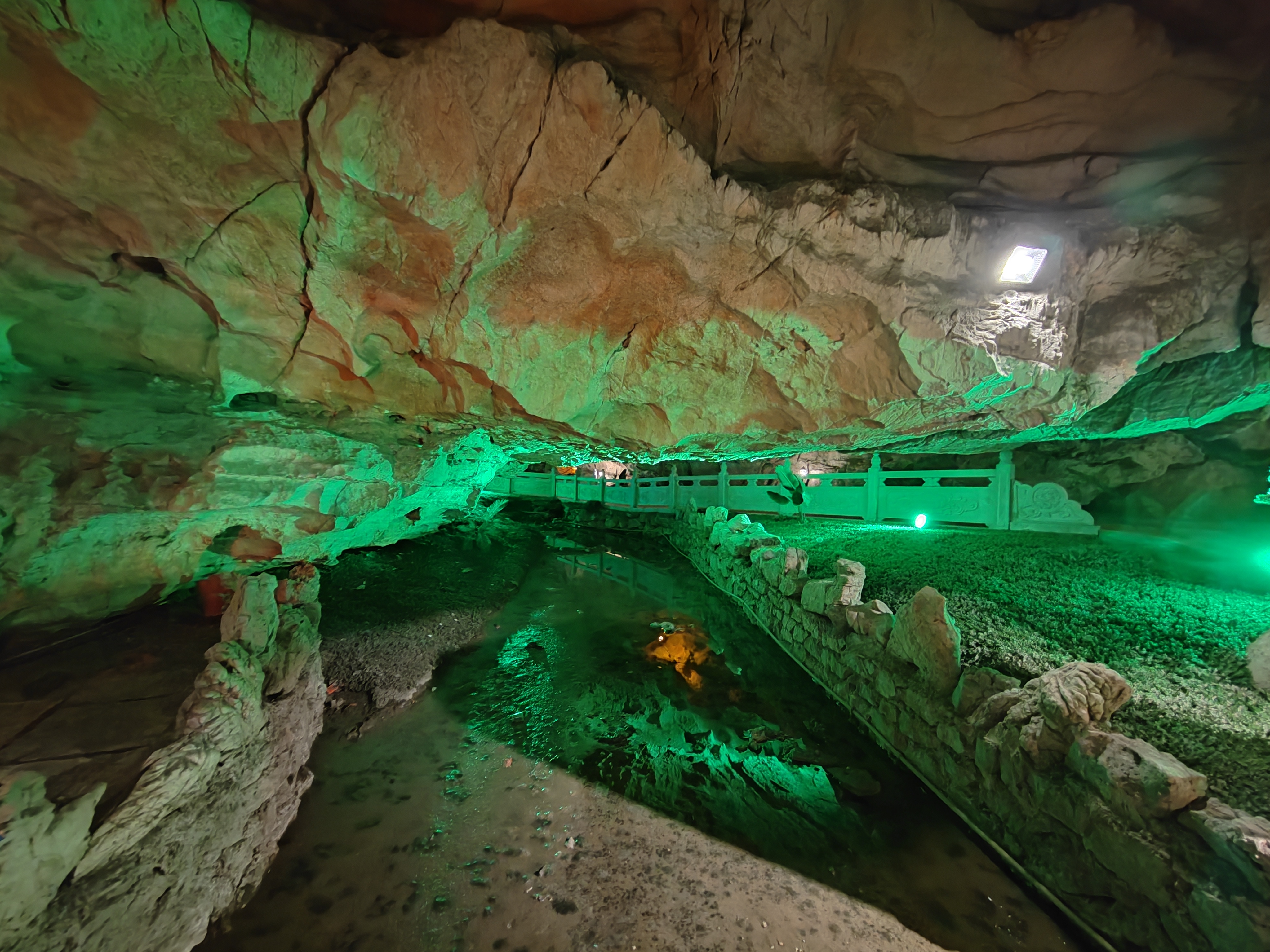 为保护国家文物做出贡献的安顺华严洞.