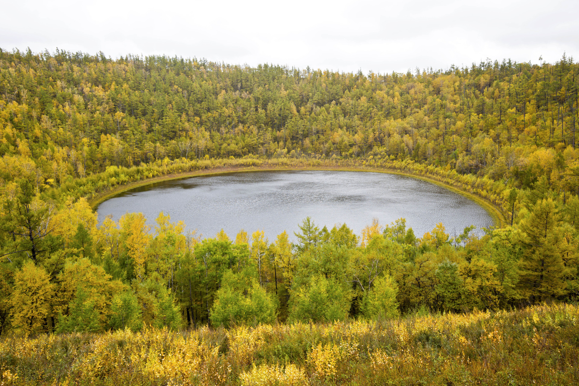 月亮天池位于呼伦贝尔市扎兰屯柴河镇,地处大兴安岭深处基尔果山的