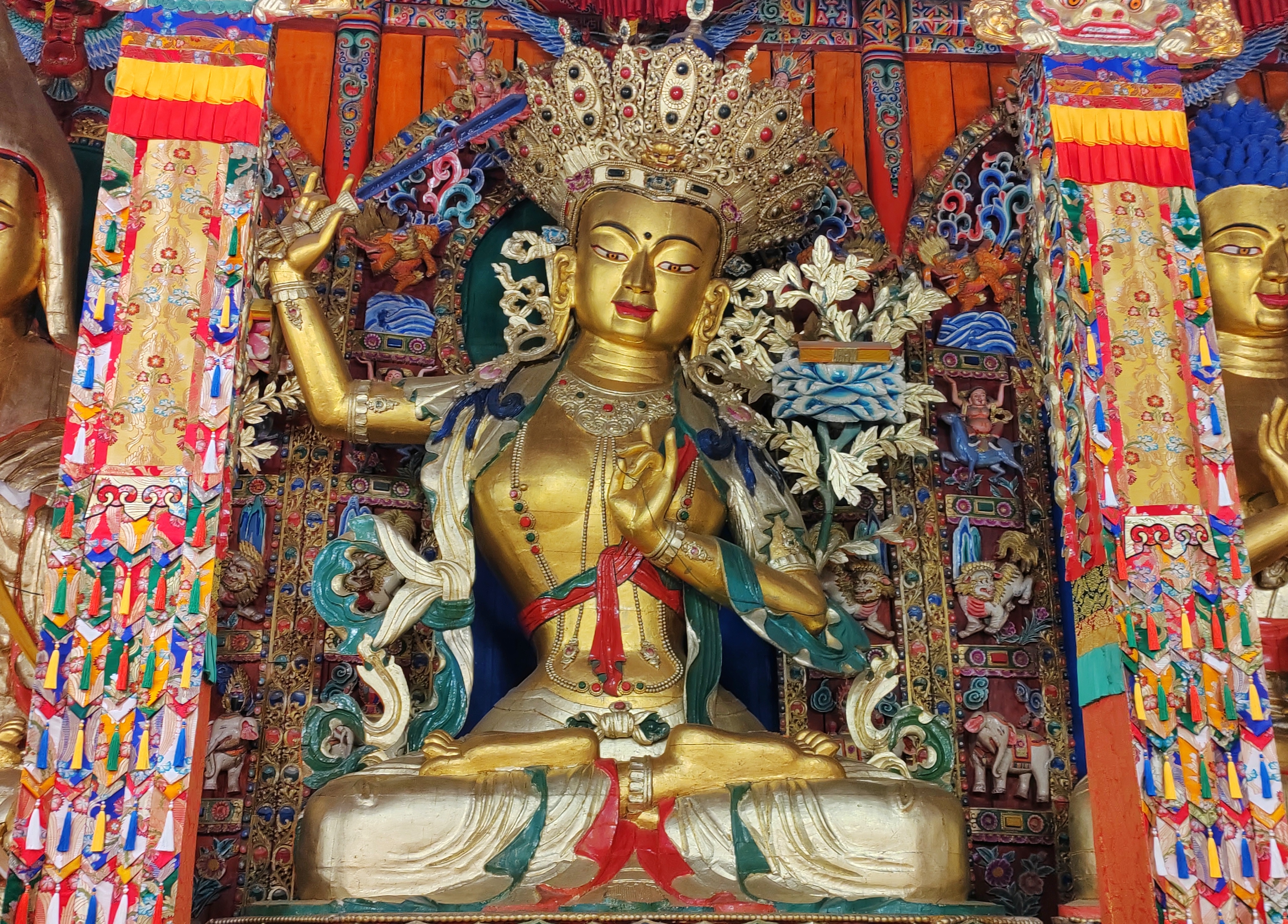 郎木寺其实有二个寺院组成,在郎木寺镇上有一条小河,当地人称它为"白