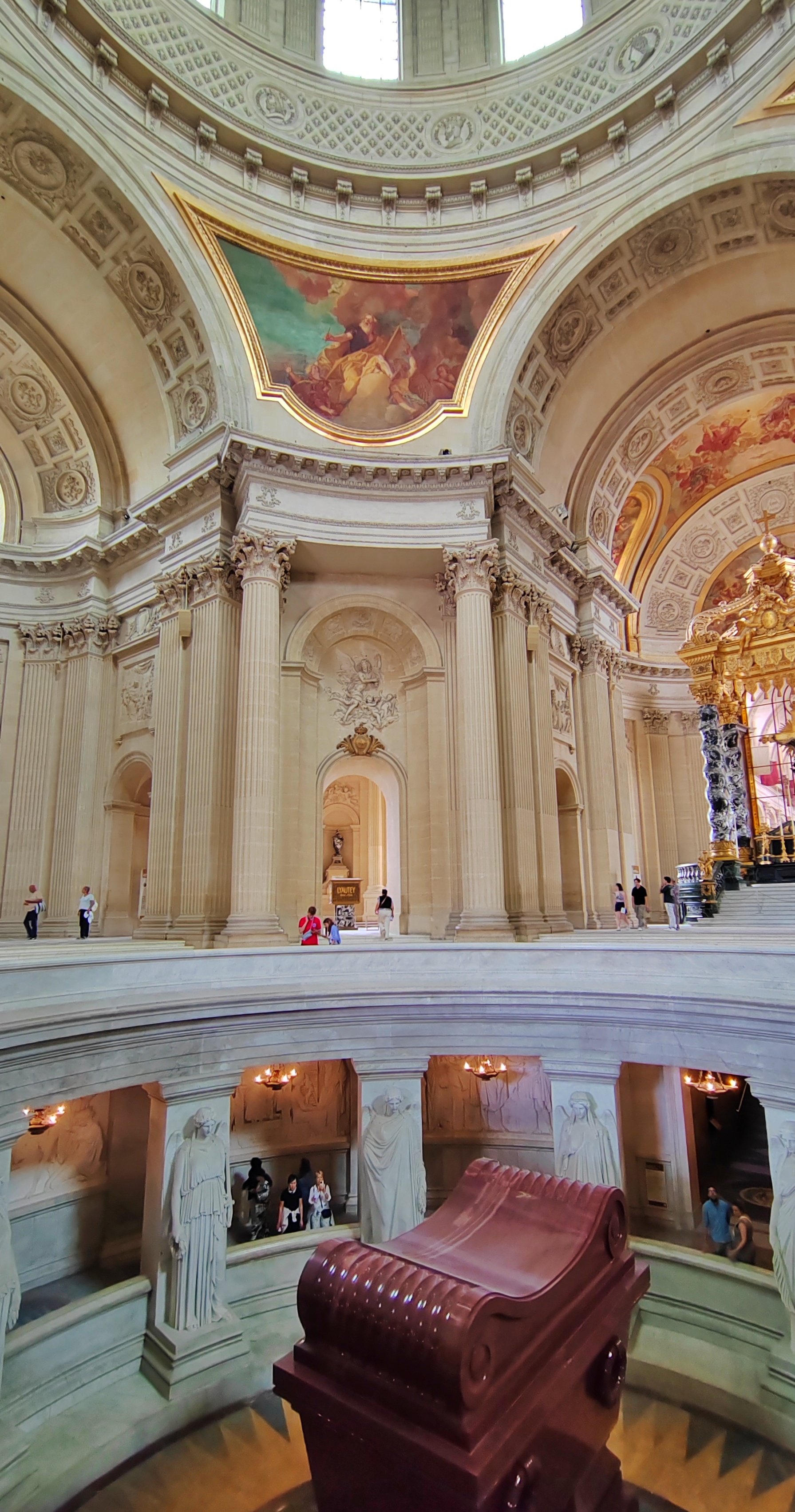 巴黎荣军院(les invalides),全称为荣誉军人院,又名"巴黎伤残老军人院