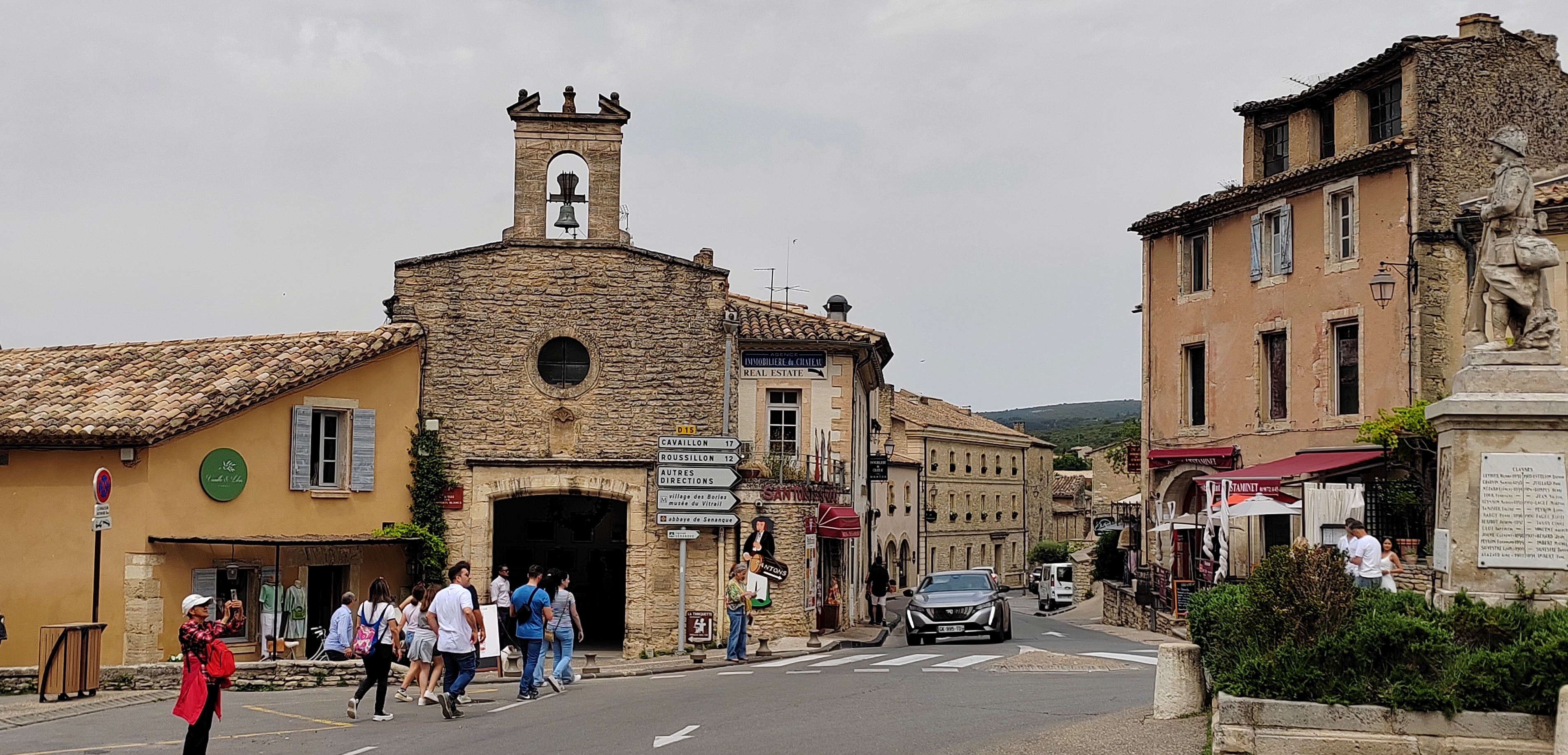 "石头城"坐落于沃克吕兹山脊南部的戈尔德,是个典型的法国普罗旺斯