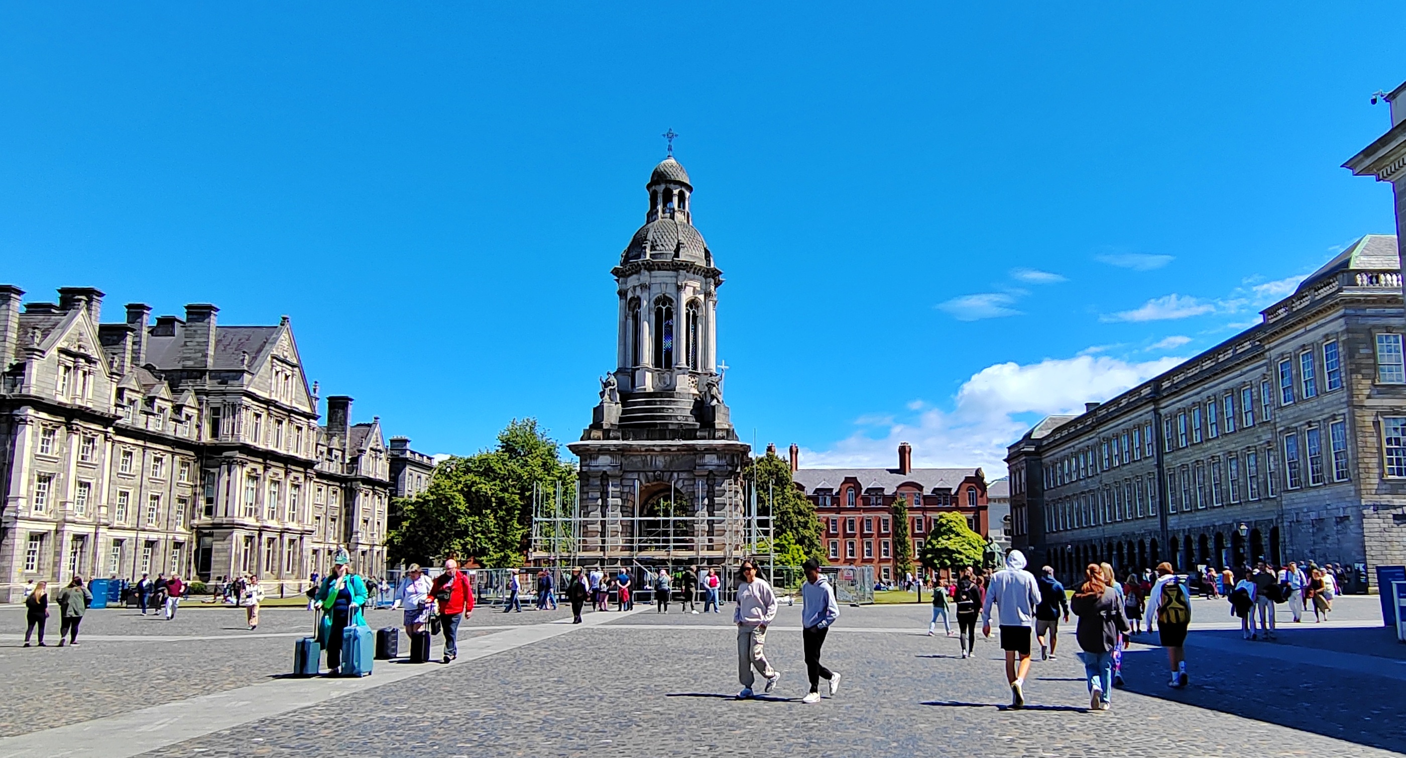 其正式名称为:伊丽莎白女王在都柏林附近神圣不可分割的三一学院