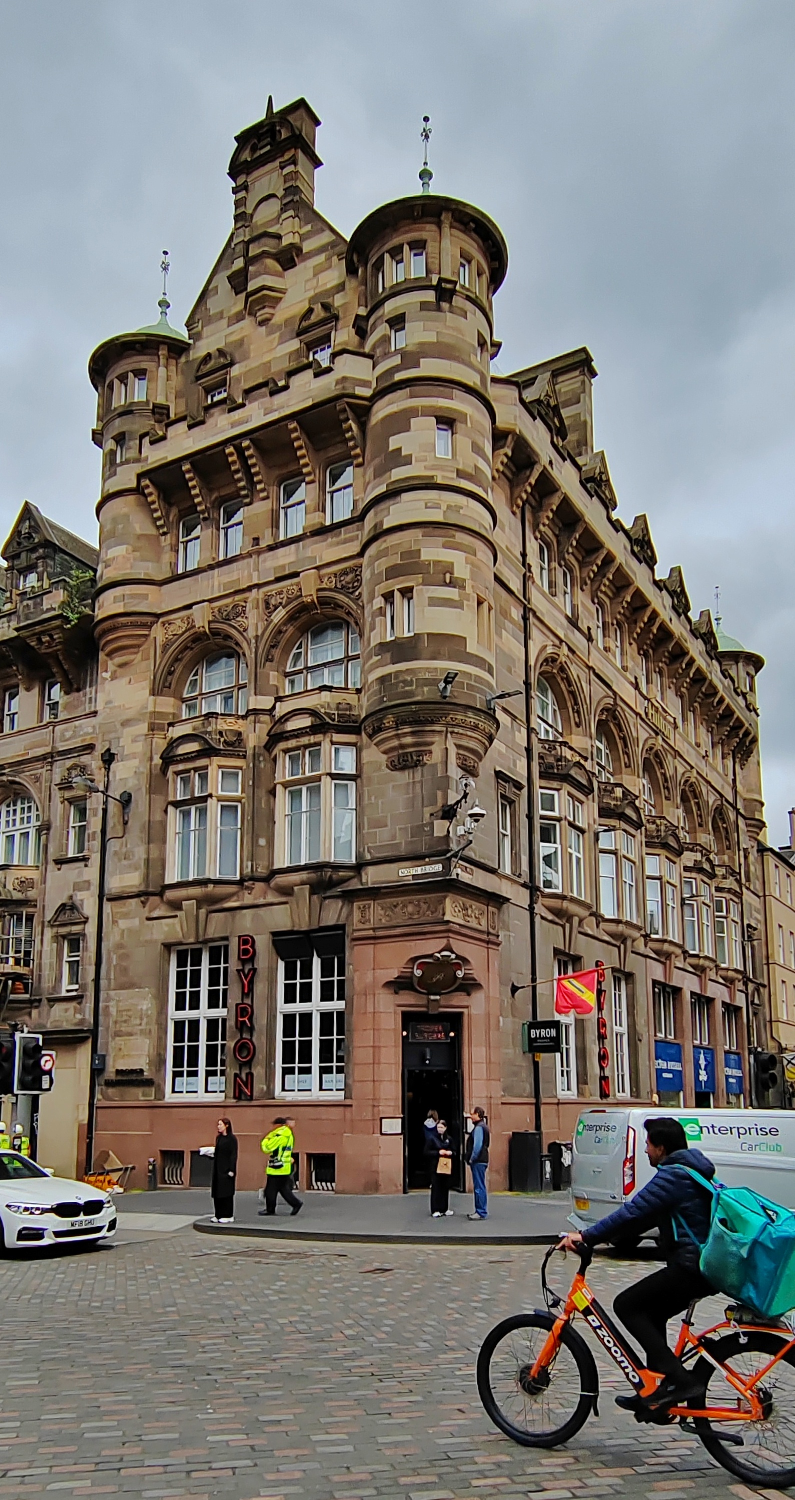 爱丁堡城内最著名的街道王子街将城区分为旧城与新城,爱