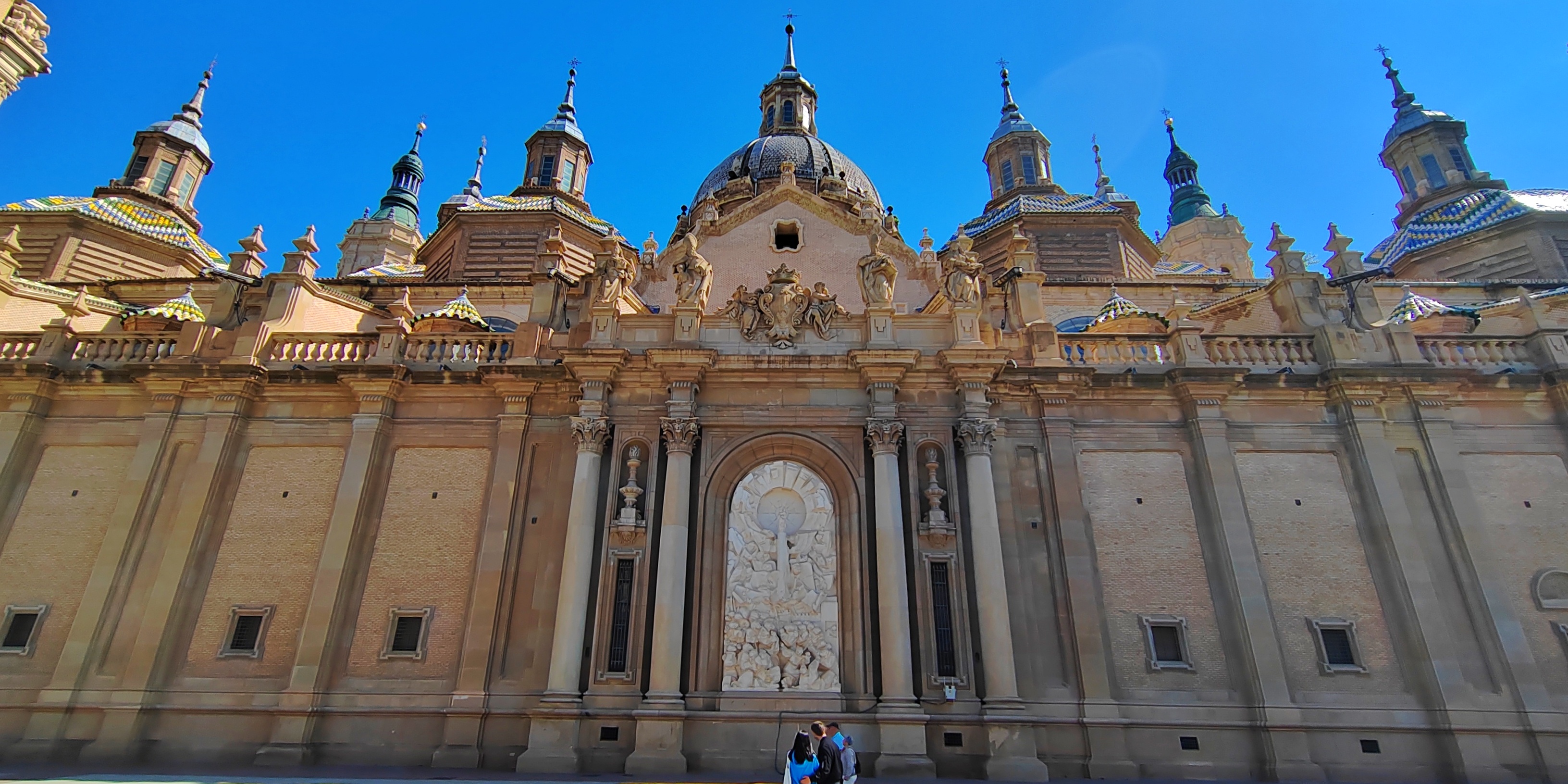 皮拉尔圣母主教座堂(la basilica de nuestra senora del pilar).