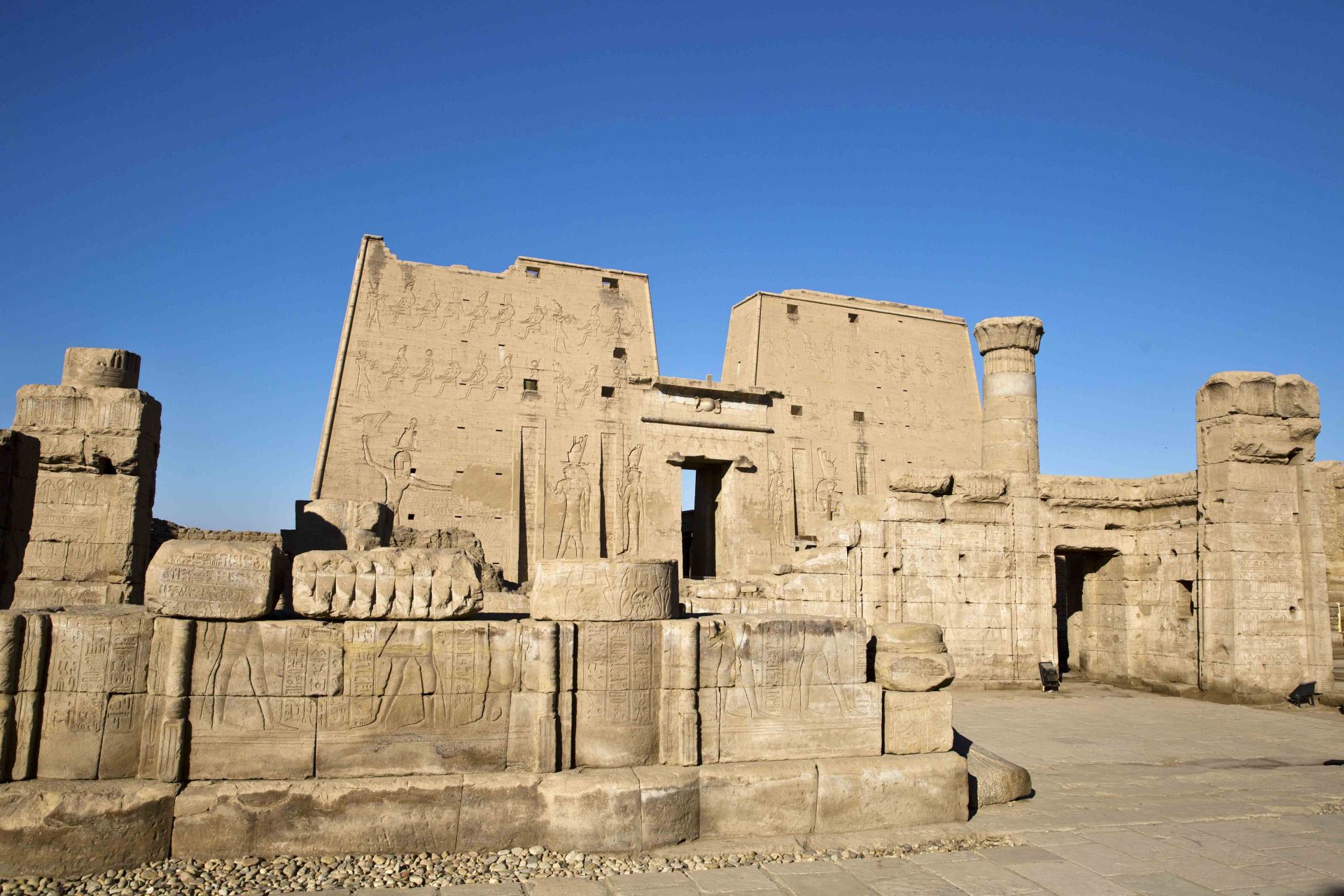 荷鲁斯神庙已是埃及的著名旅游景点,至今几乎保存完好无缺,这是因为