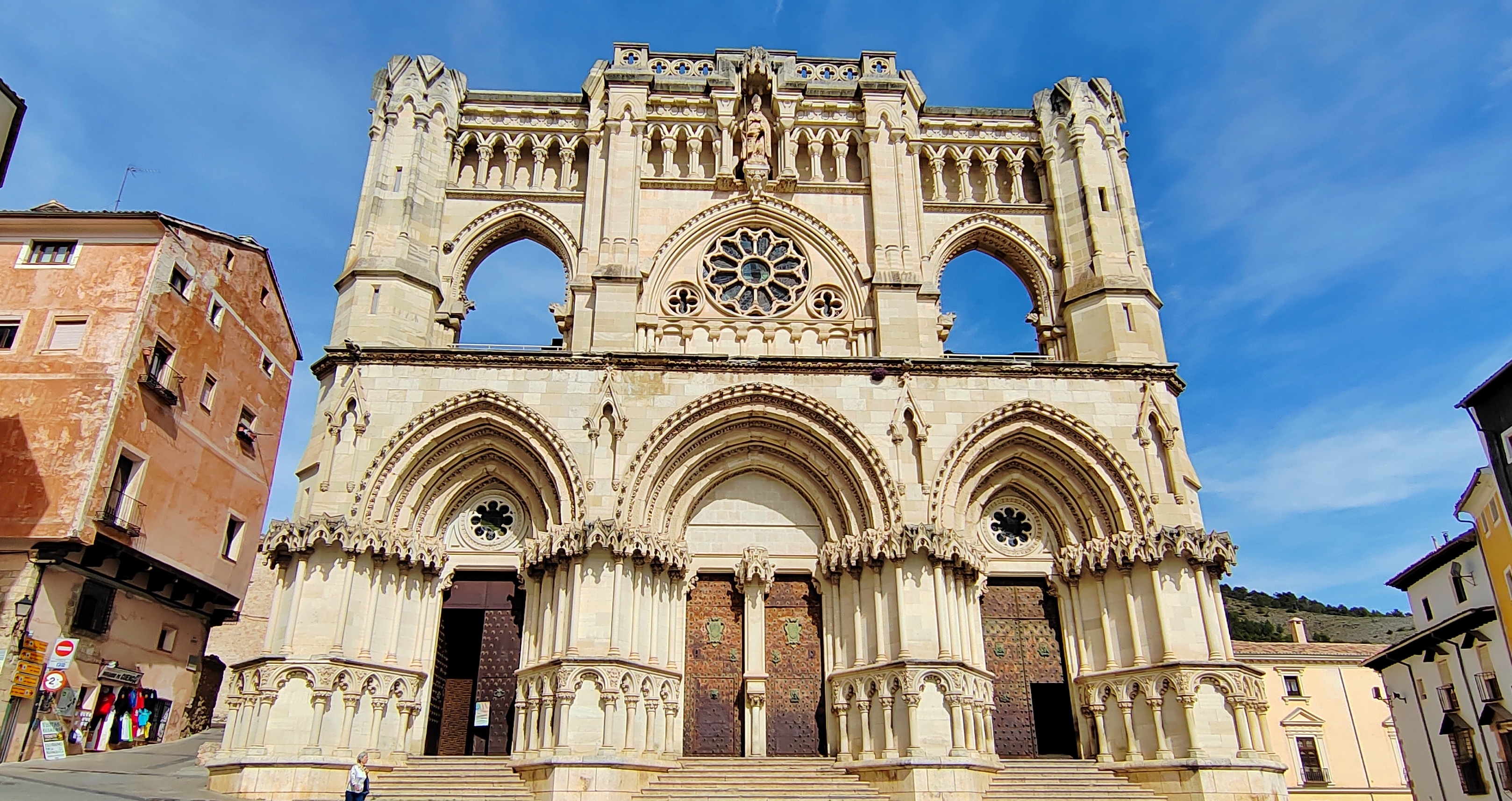 最早的哥特式教堂之一,有两个镂空的拱门,高度凝聚了西班牙建筑艺术