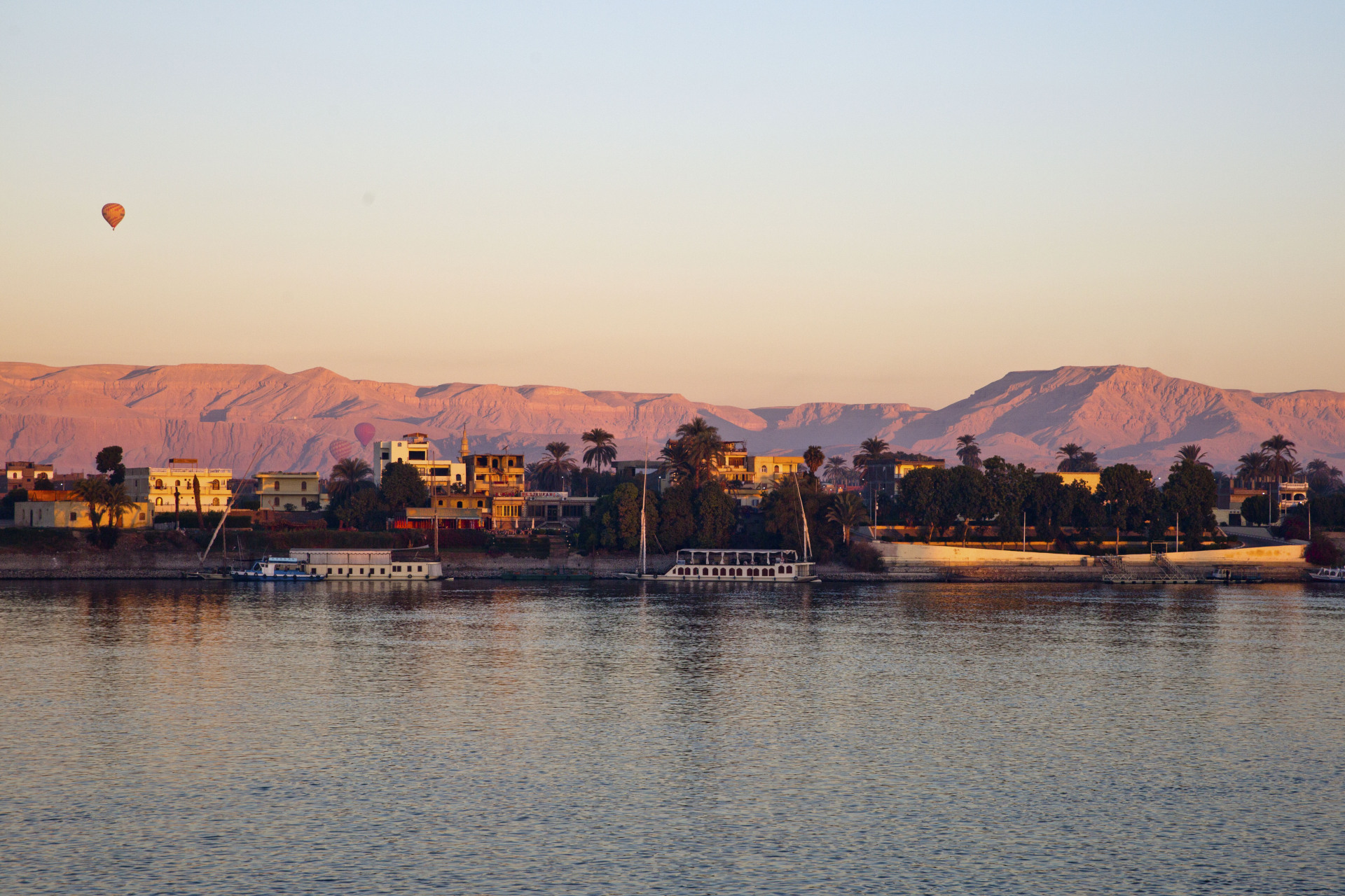 尼罗河风光是埃及的一道靓丽风景线,两岸有着原始,古朴,秀美的自然