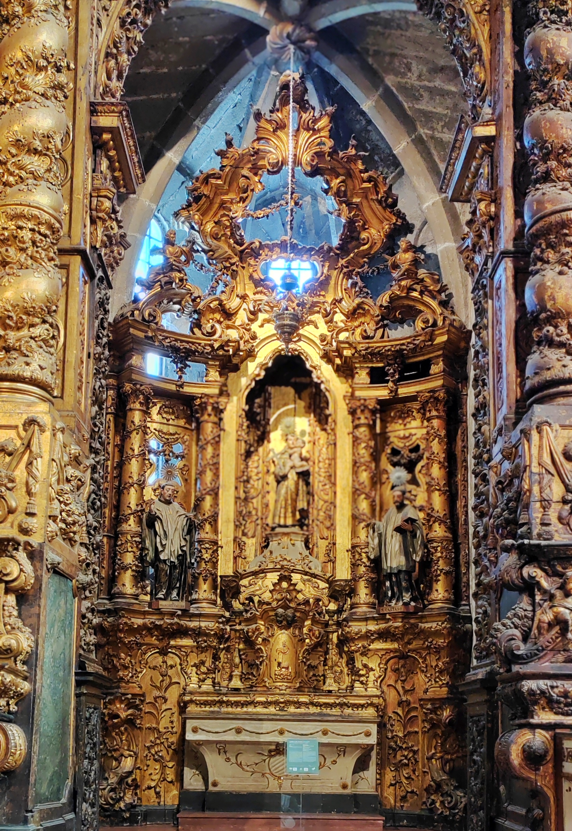 这是座波尔图最重要的哥特式建筑,也是欧洲最奢华的教堂之一.