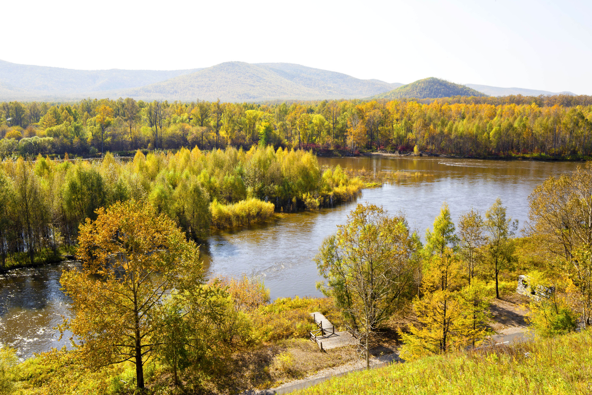 景色迷人,地处于大兴安岭深处的根河源国家湿地公园更有着迷人的秋色