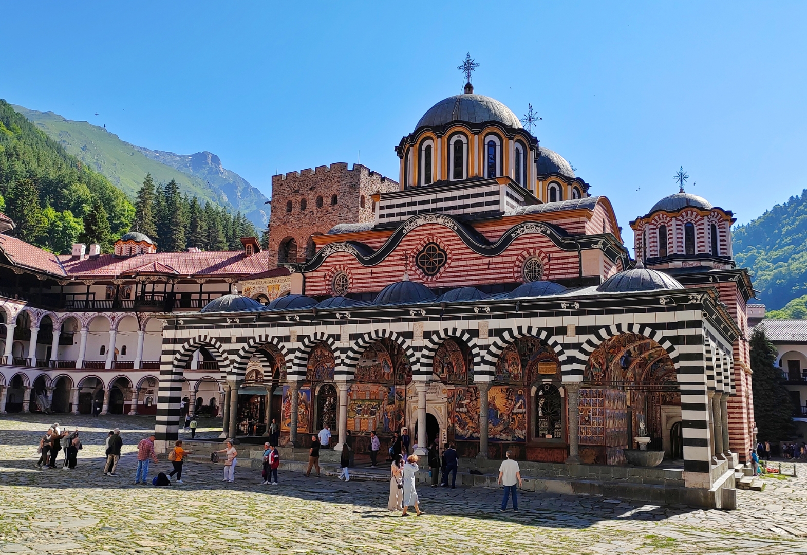 这座深山老林中的国宝级建筑,始建于公元10世纪,原先建在保加利亚第