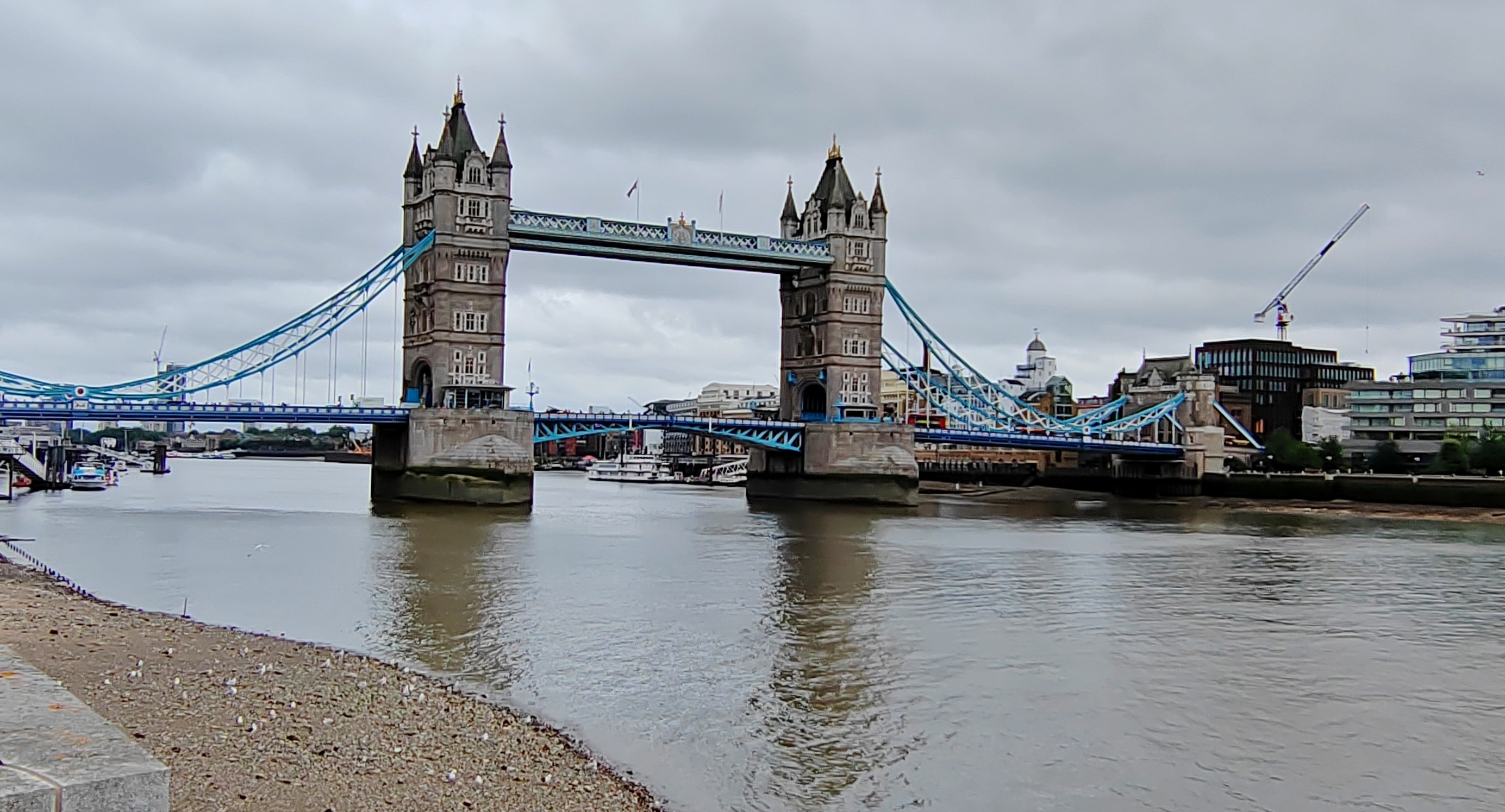 伦敦塔桥(tower bridge),是一座横跨泰晤士河的上开悬索桥,它是伦敦的