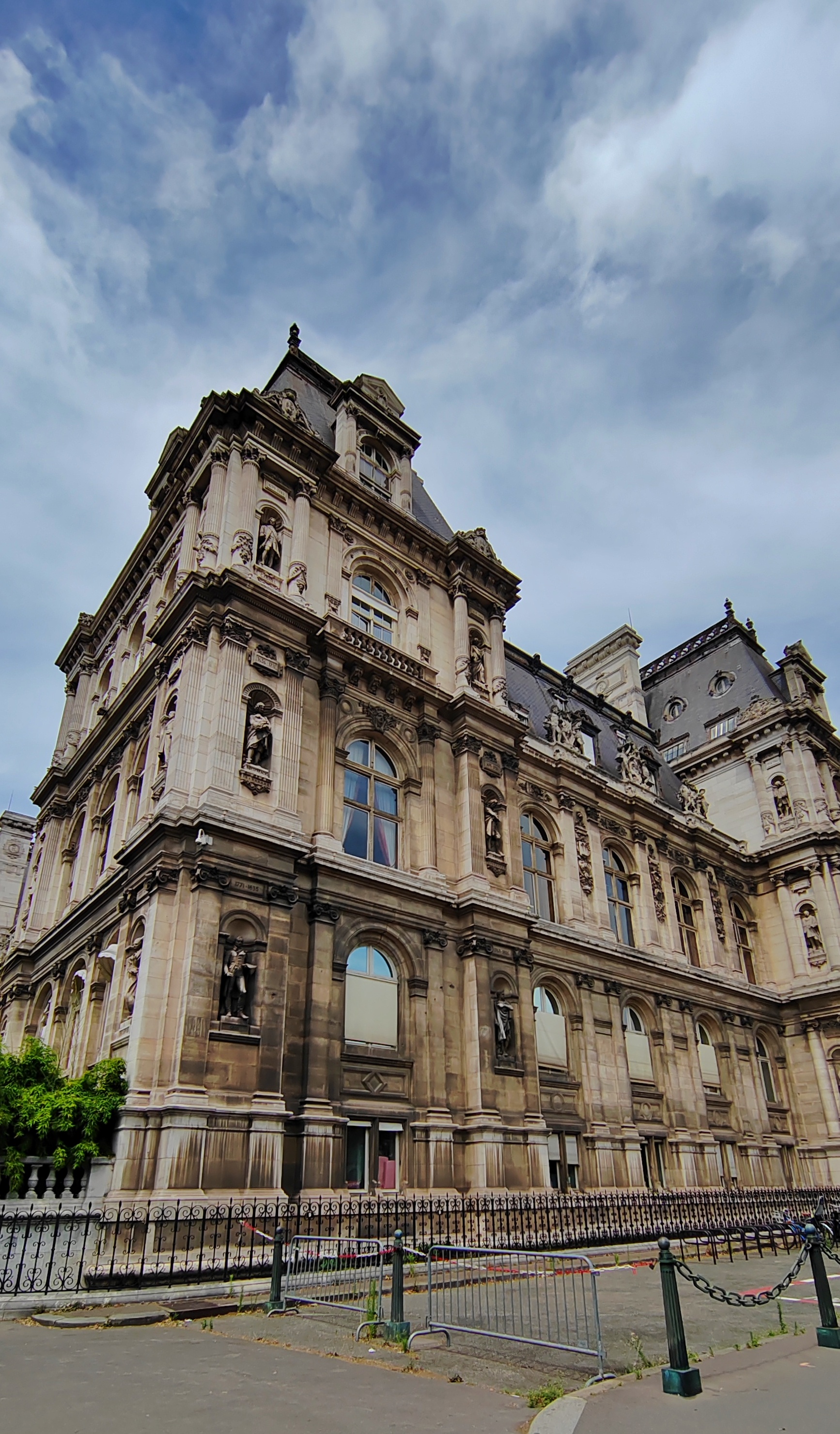 巴黎市政厅位于巴黎市中心塞纳河畔的建筑,是一座法国著名的文艺复兴