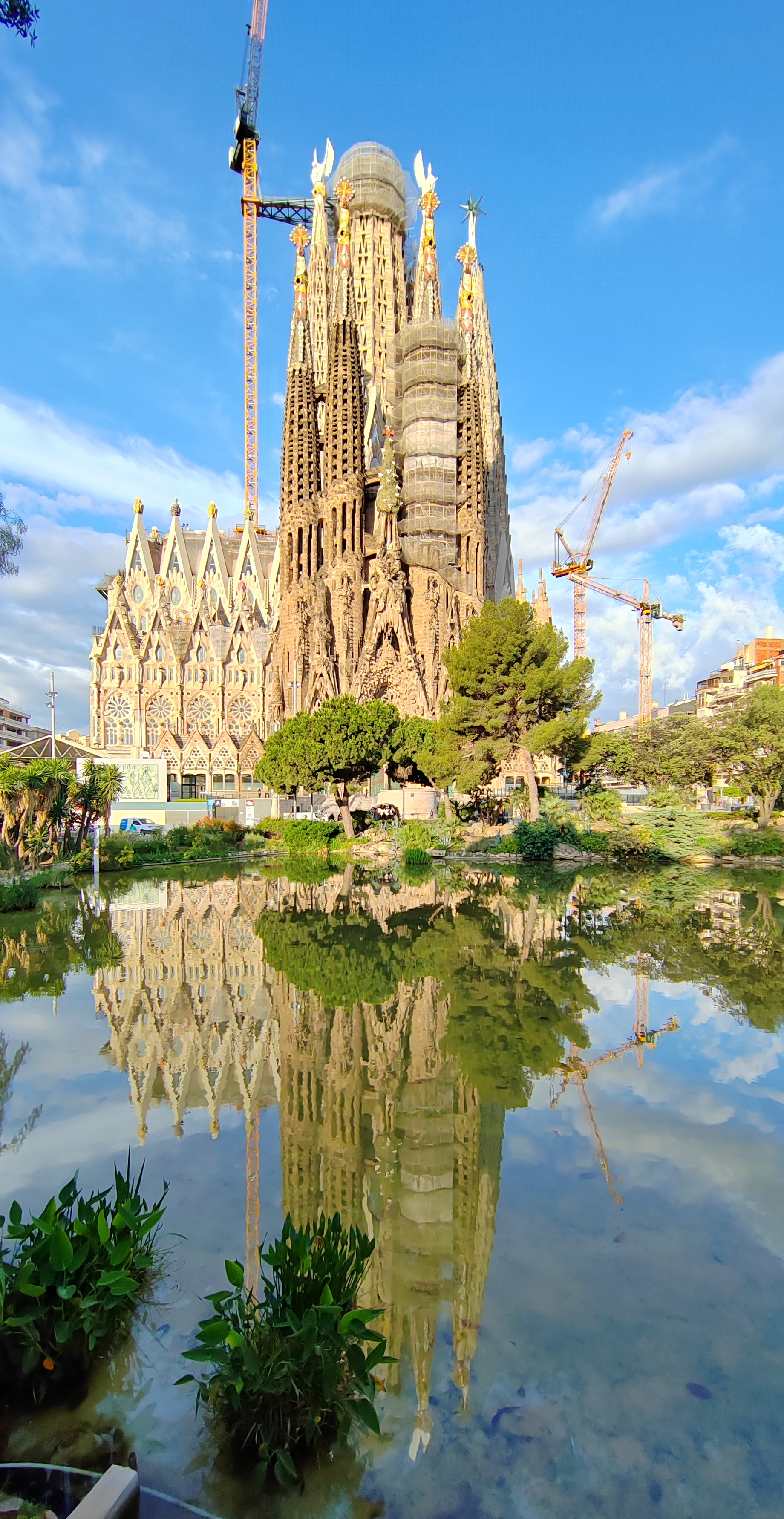 família),圣家族大教堂又译作神圣家族大教堂,简称圣家堂,是巴塞罗那