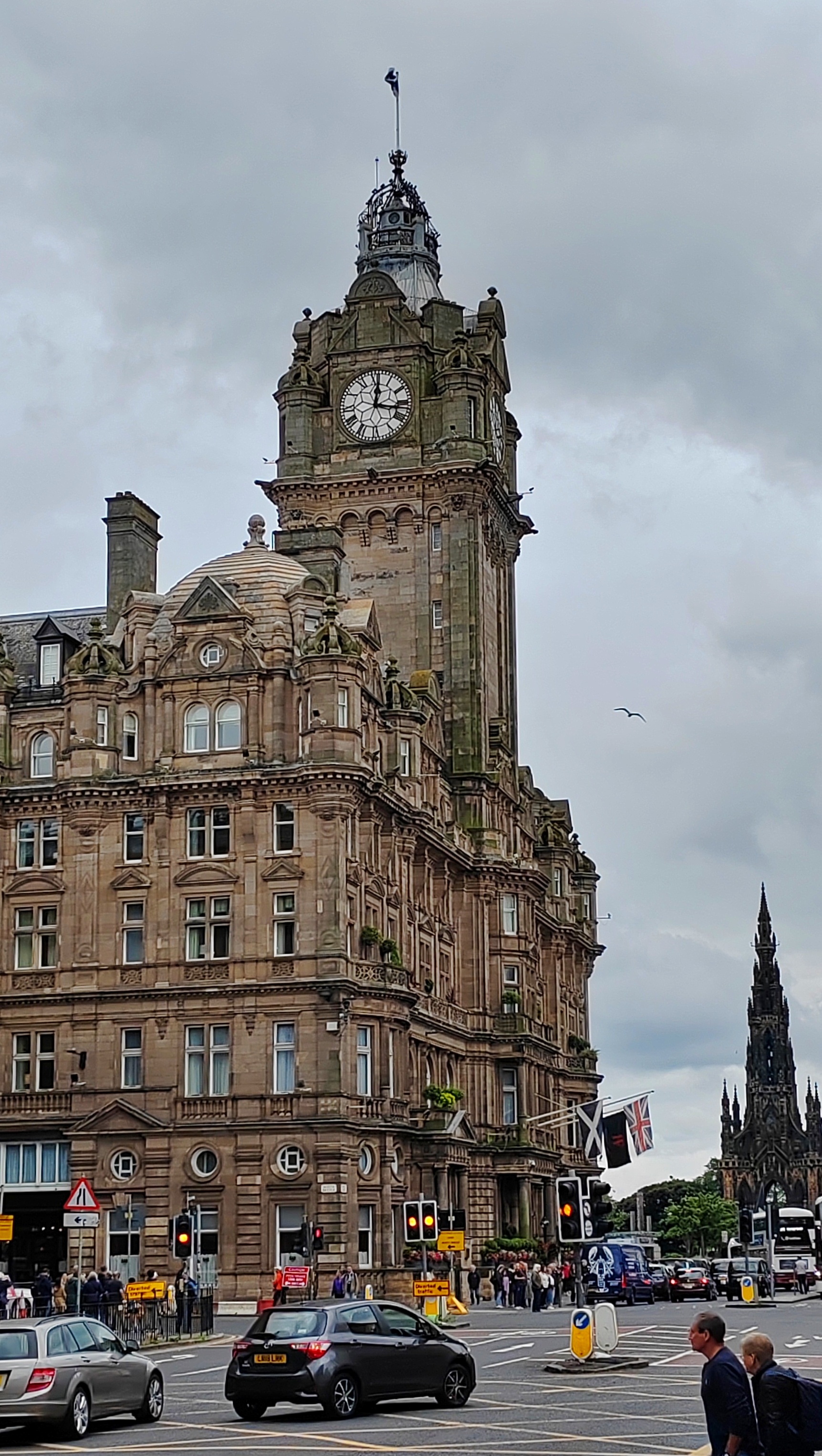 爱丁堡城堡和荷里路德宫曾分别是两个四周为城墙环绕的小城.