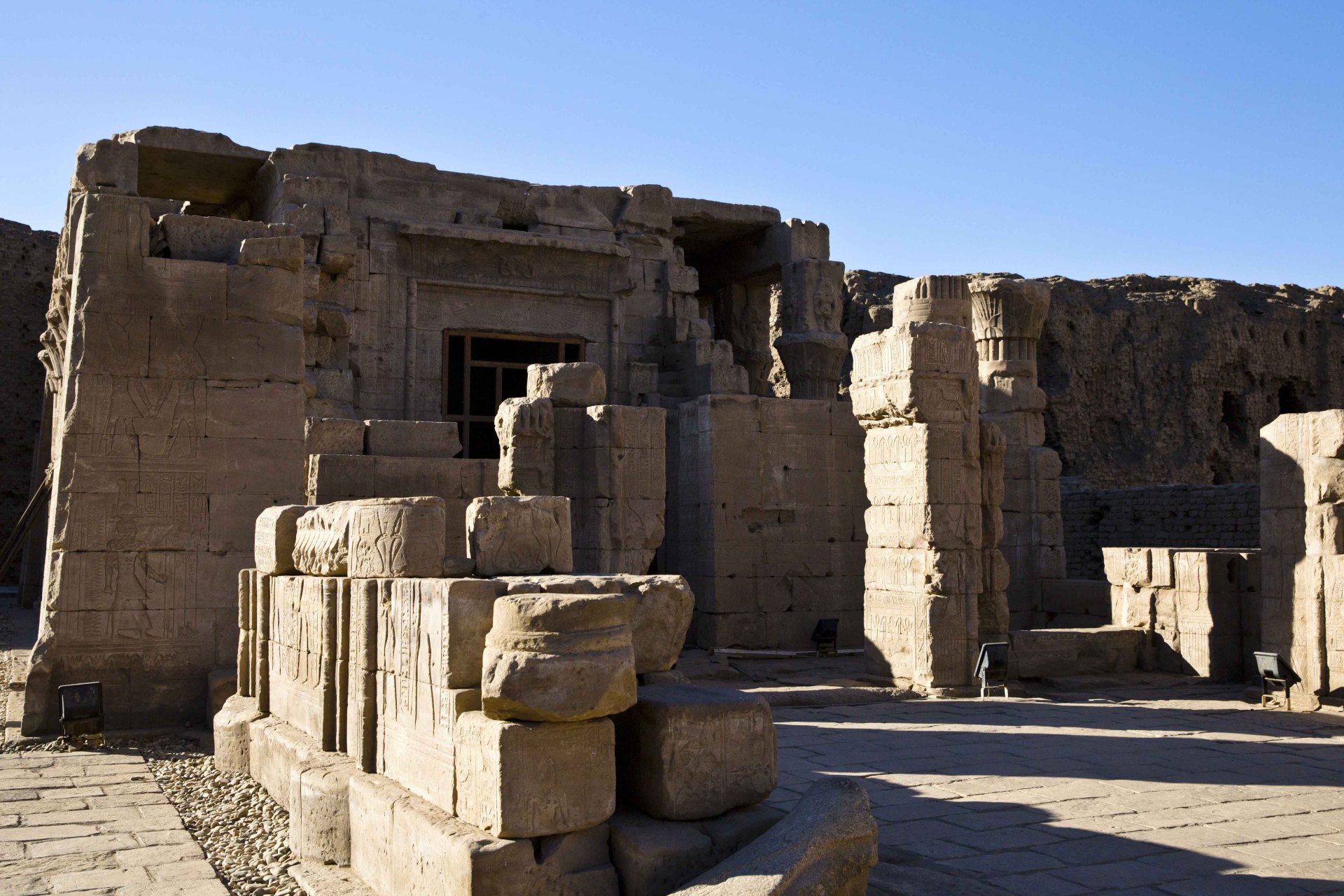 荷鲁斯神庙已是埃及的著名旅游景点,至今几乎保存完好无缺,这是因为