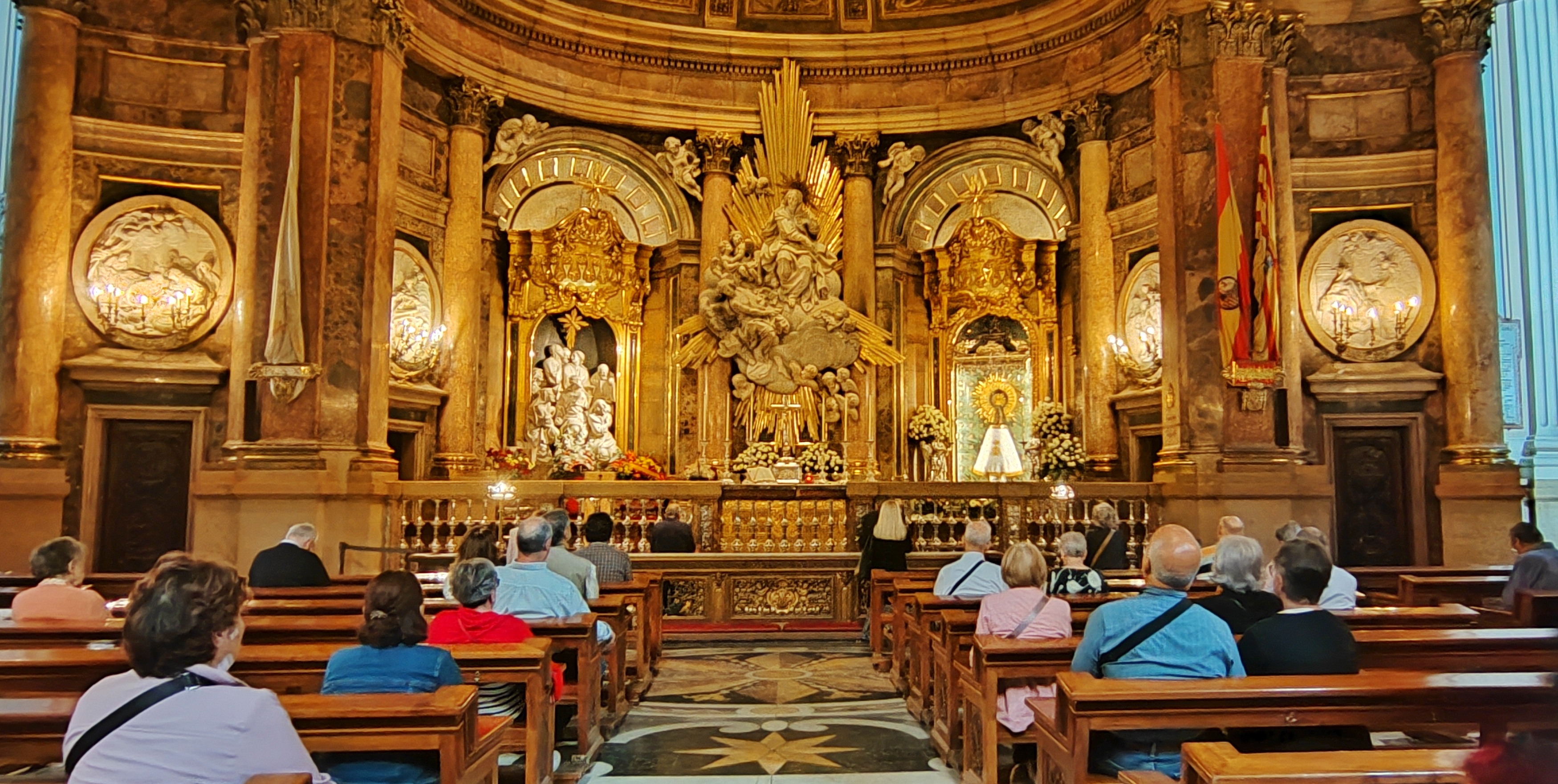 皮拉尔圣母主教座堂(la basilica de nuestra senora del pilar).